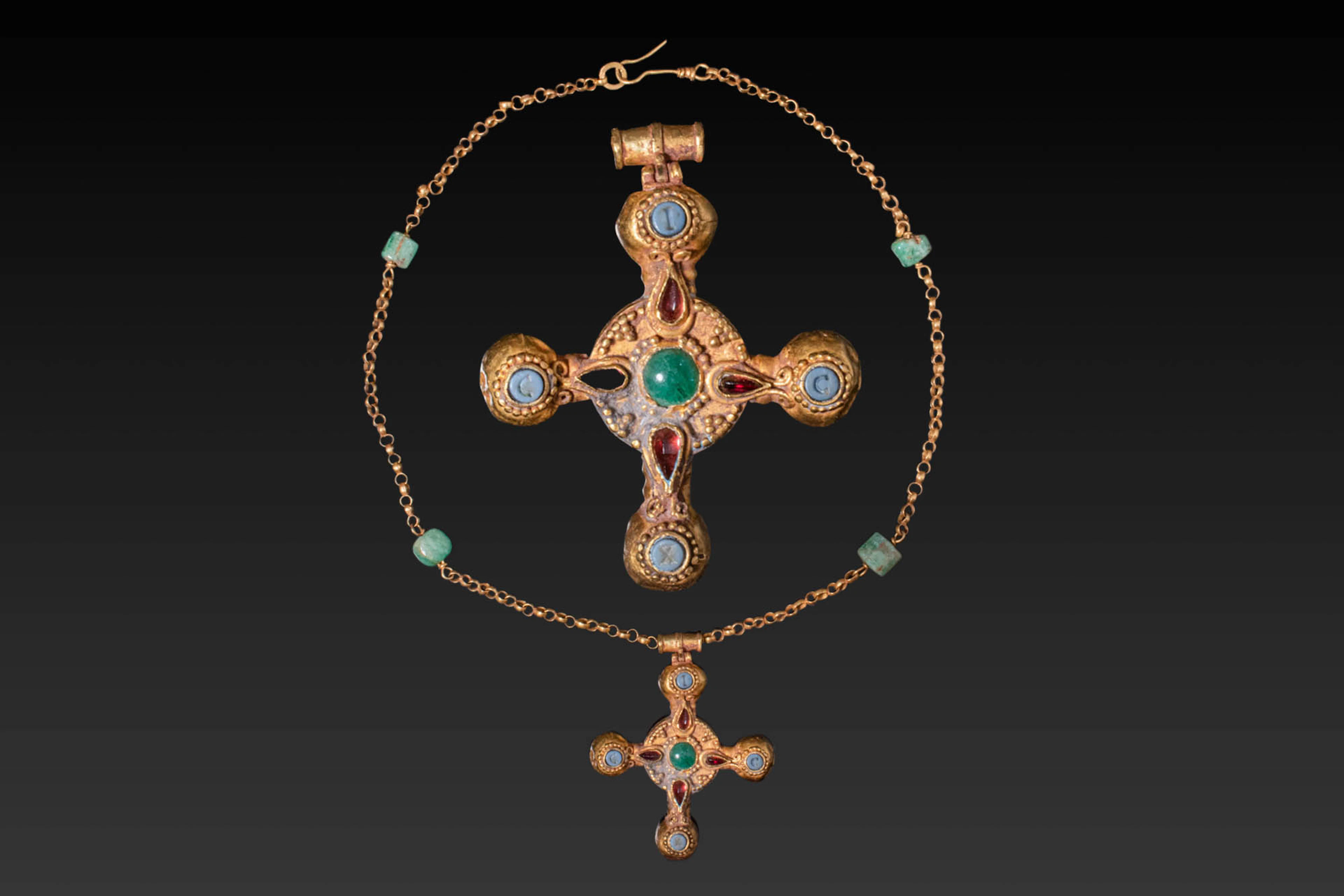 STUNNING BYZANTINE GOLD CHAIN WITH A CROSS PENDANT WITH EMERALD, GARNETS