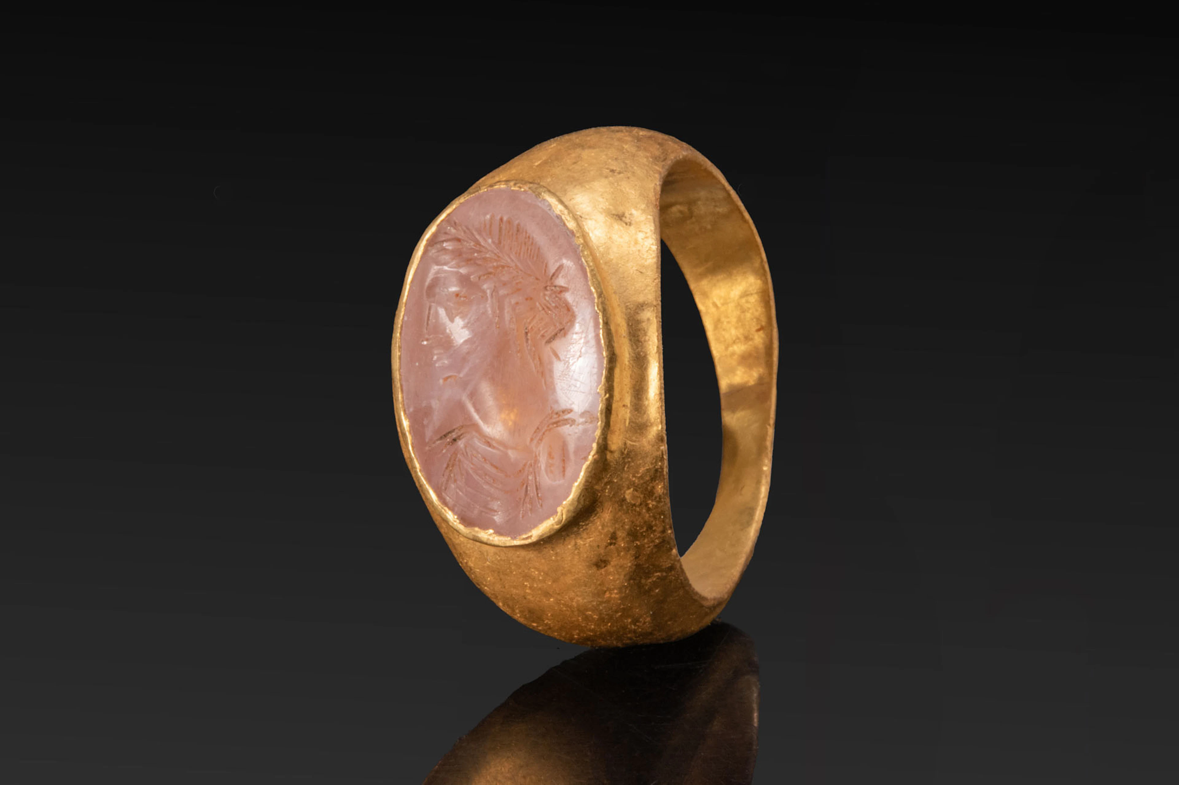 ROMAN CHALCEDONY INTAGLIO DEPICTING APOLLO IN PROFILE IN GOLD RING