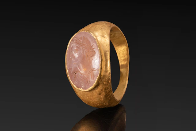 ROMAN CHALCEDONY INTAGLIO DEPICTING APOLLO IN PROFILE IN GOLD RING