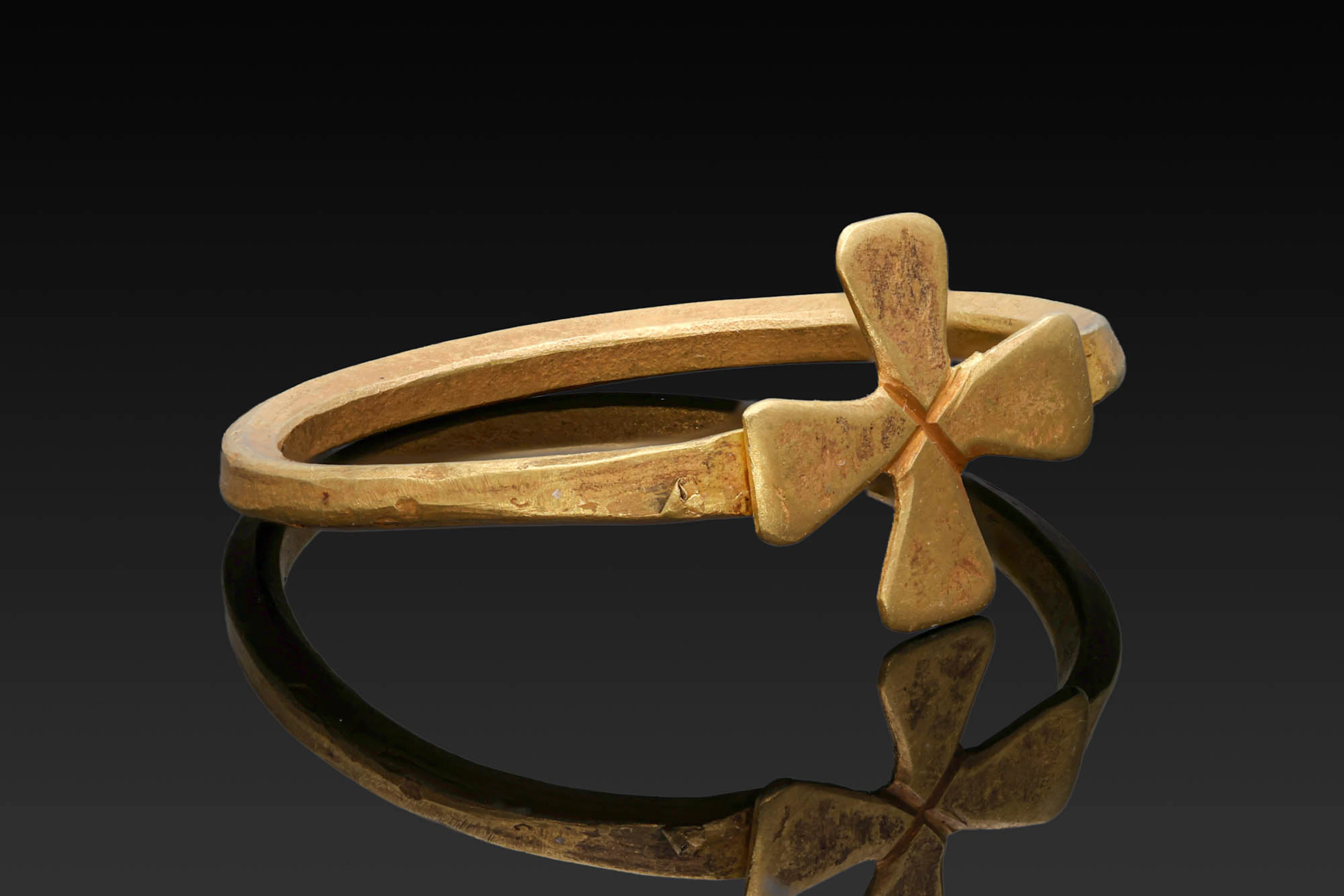 BYZANTINE GOLD RING WITH CROSS-SHAPED BEZEL