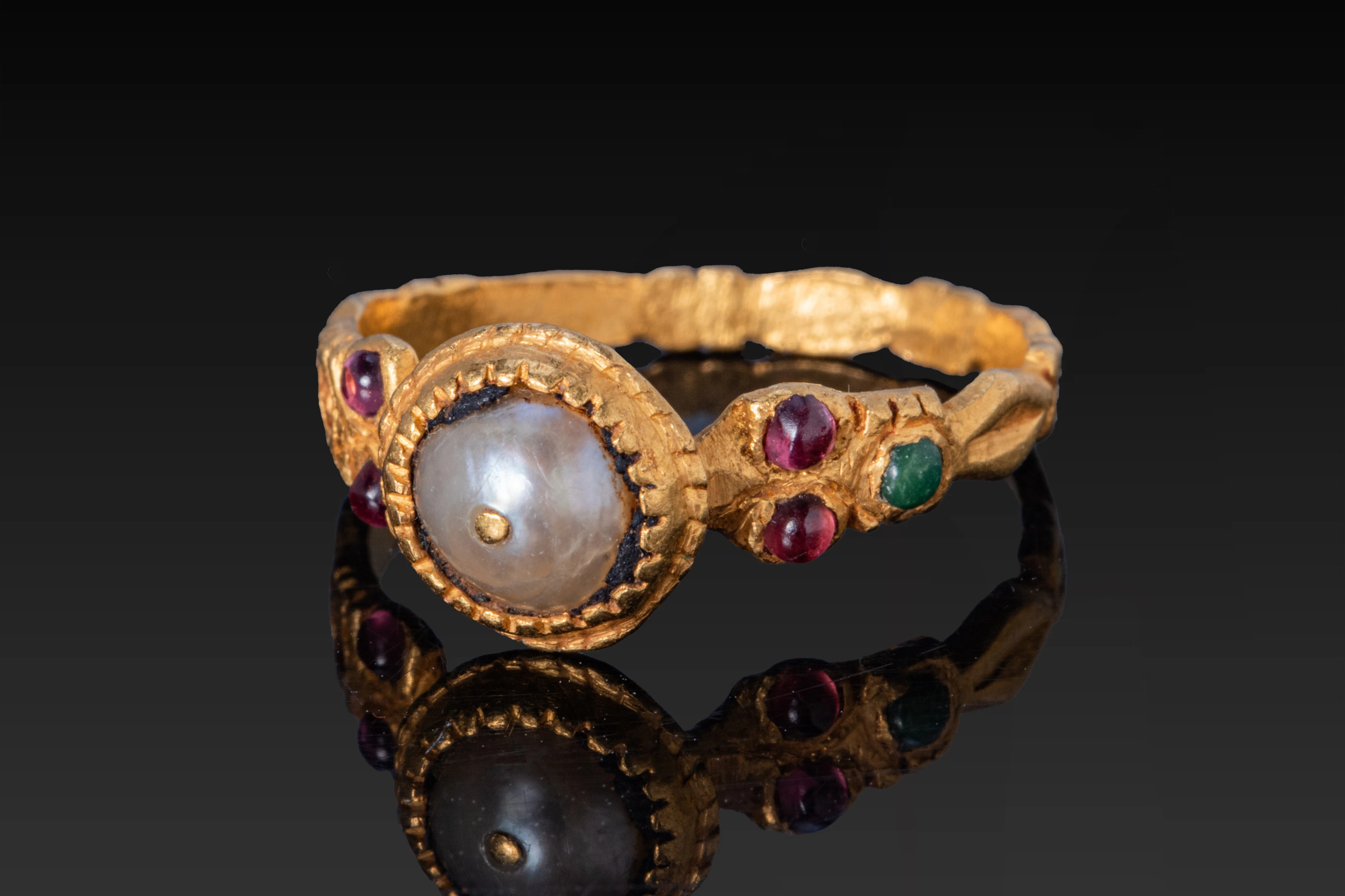 MEDIEVAL GOLD RING WITH CENTRAL PEARL AND PRECIOUS STONES