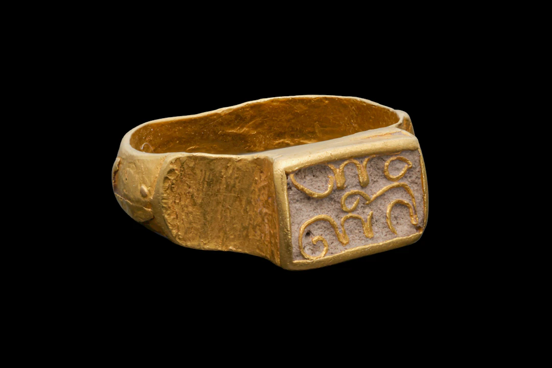 UMAYYAD GOLD HEAVY RING WITH INSCRIPTION
