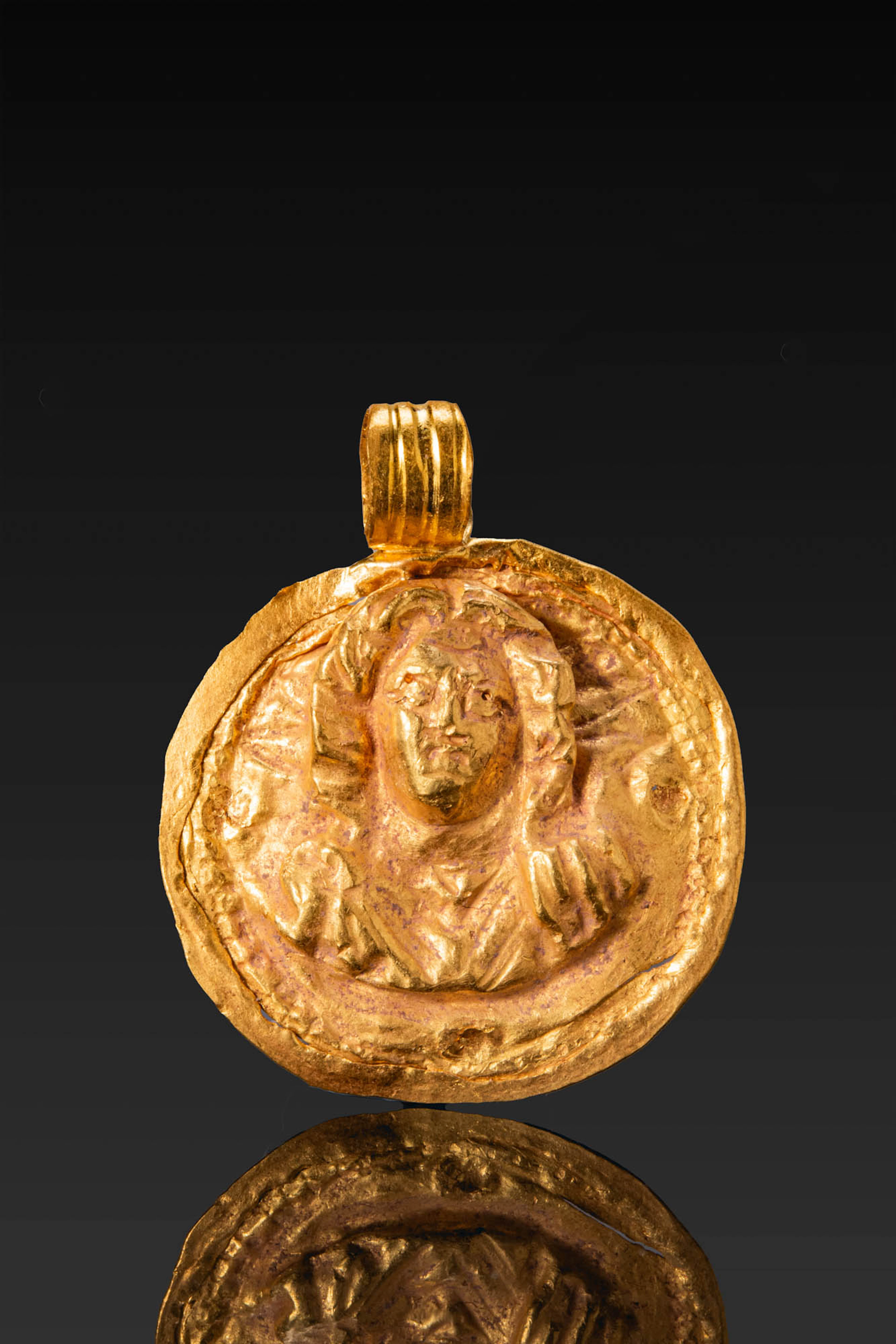 ROMAN GOLD MEDALLION WITH ALEXANDER THE GREAT