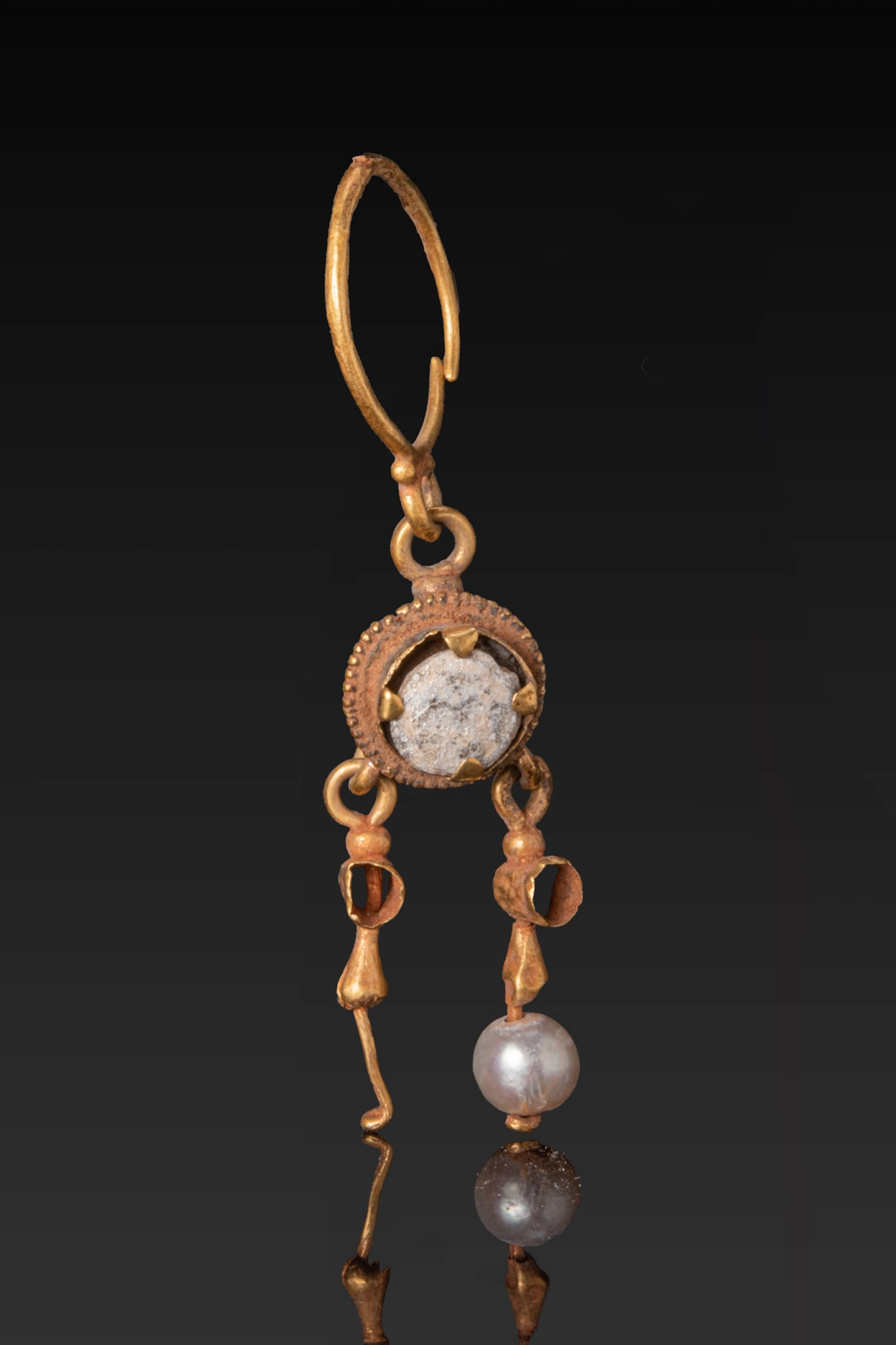 RARE ROMAN GOLD AND PEARL EARRING