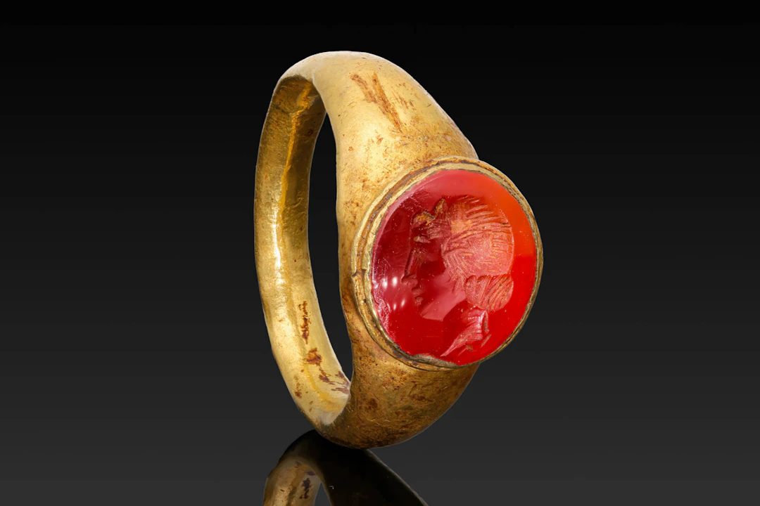 ROMAN GOLD RING WITH CARNELIAN INTAGLIO OF LUNA