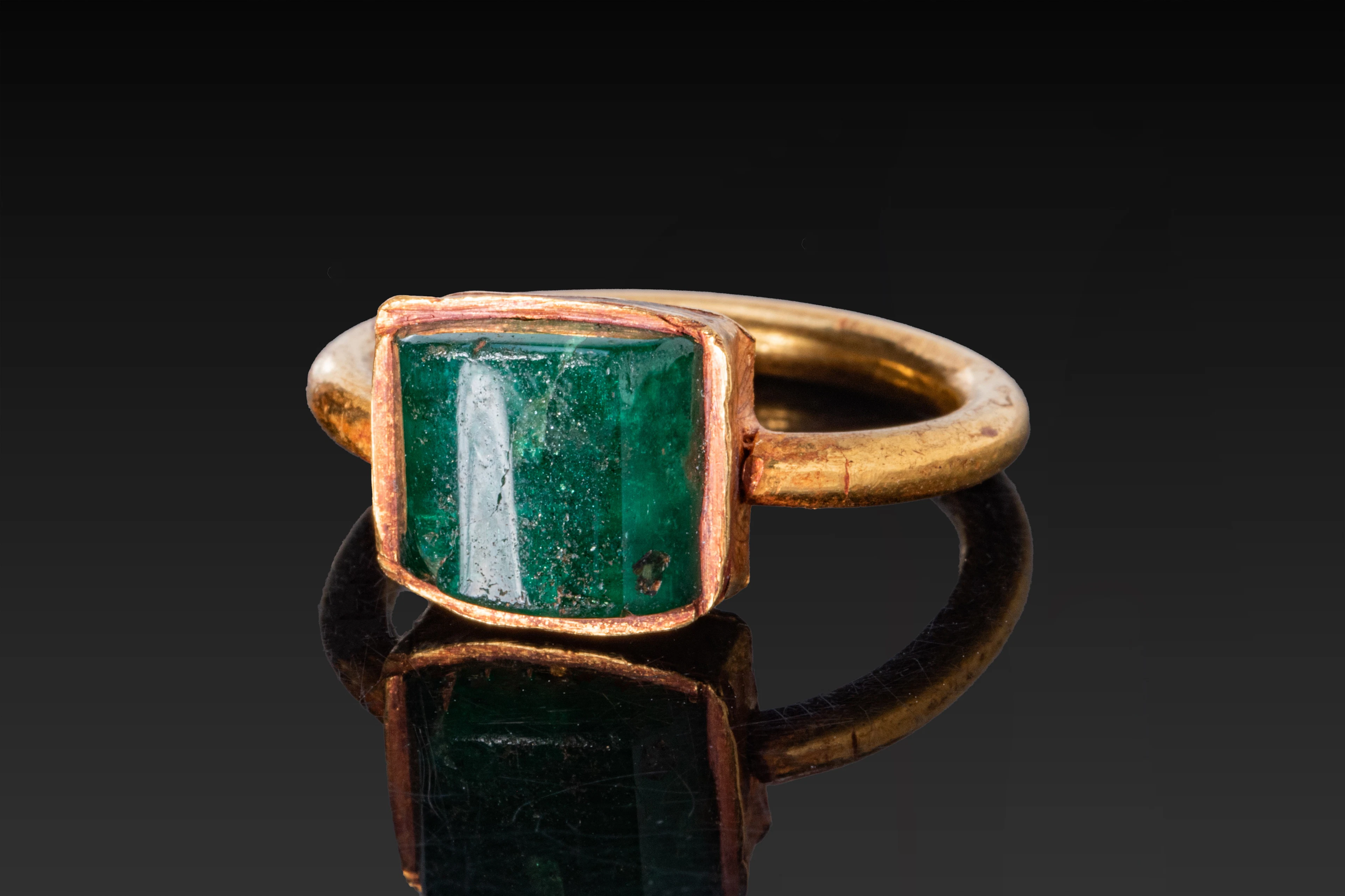 LATE ROMAN GOLD RING WITH RECTANGULAR EMERALD