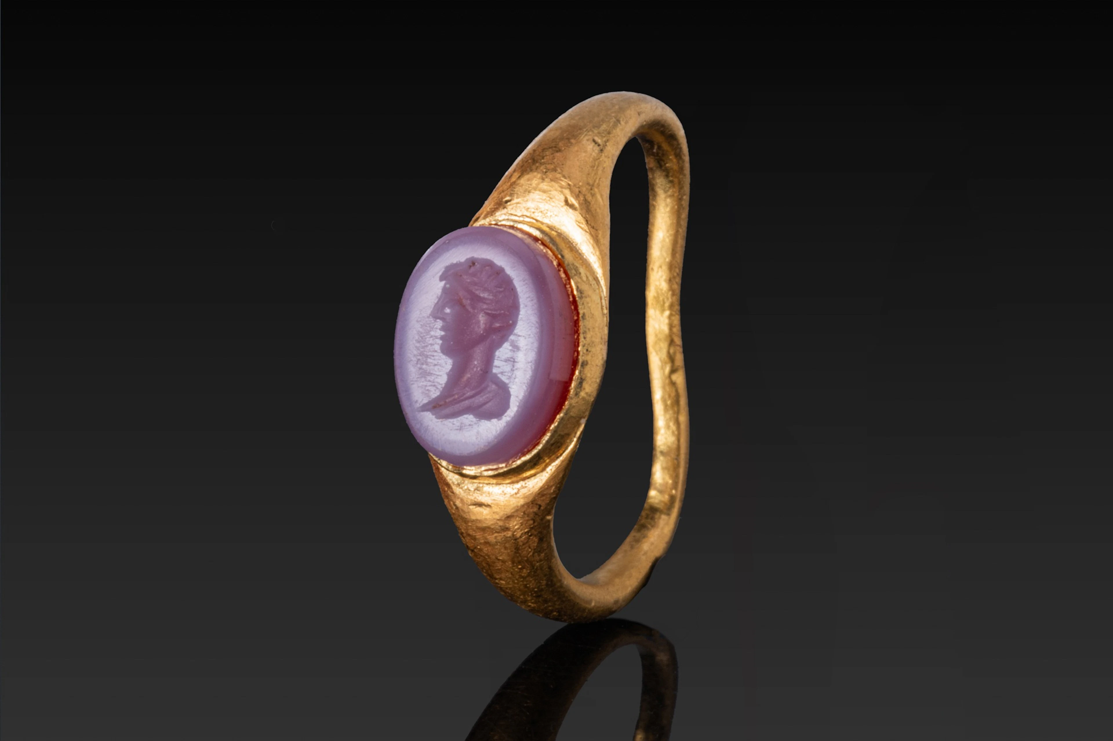 ROMAN HIGH KARAT GOLD RING WITH AGATE INTAGLIO PORTRAIT OF A NOBLEMAN