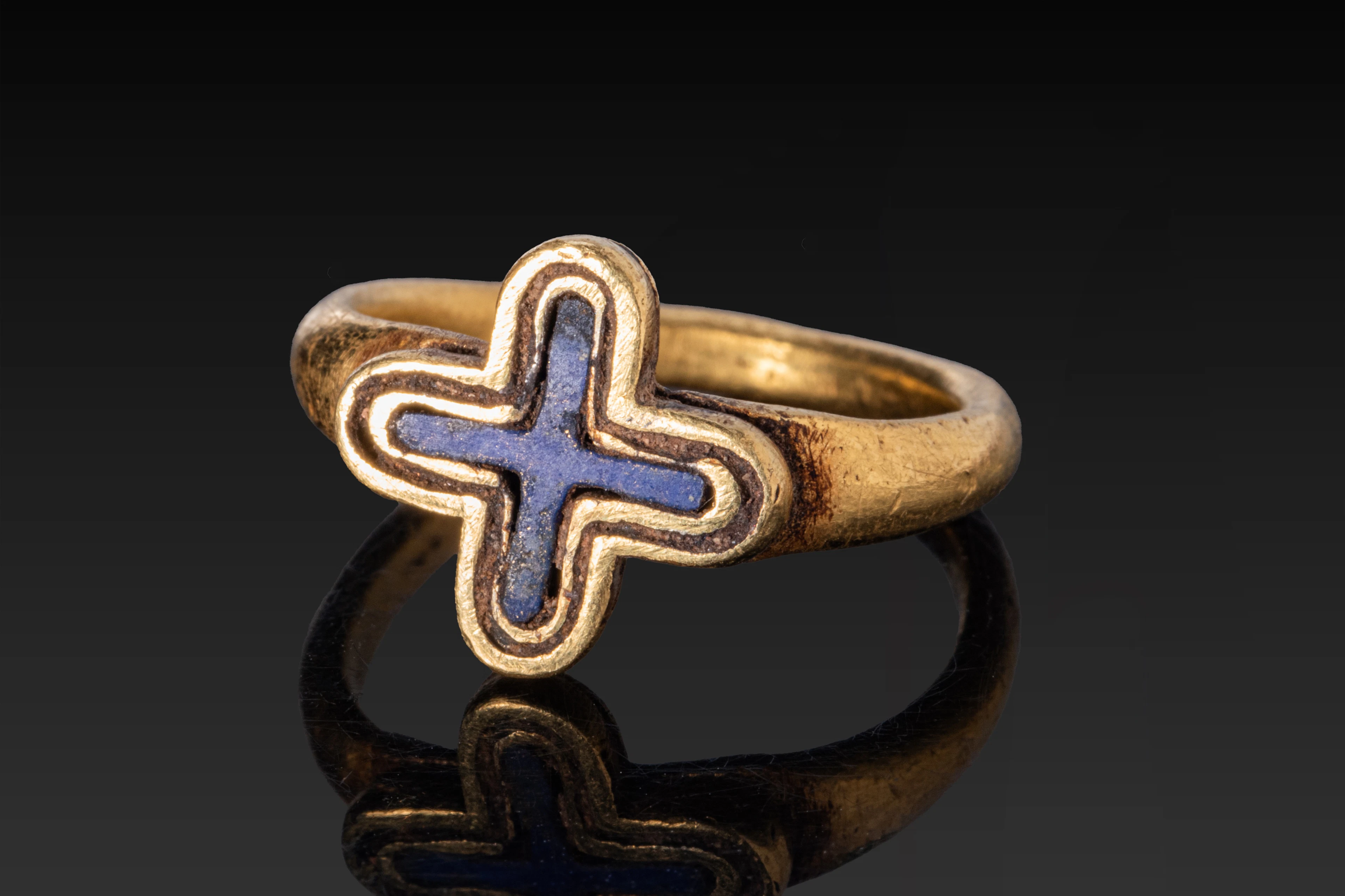 BYZANTINE GOLD RING WITH LAPIS LAZULI CROSS INSET