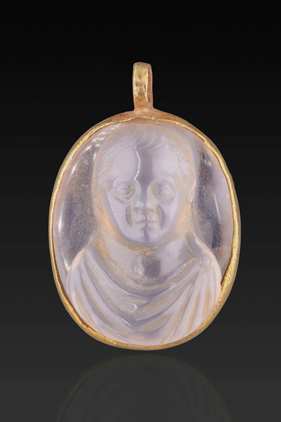 ROMAN GOLD PENDANT WITH CHALCEDONY CAMEO OF A CHILD