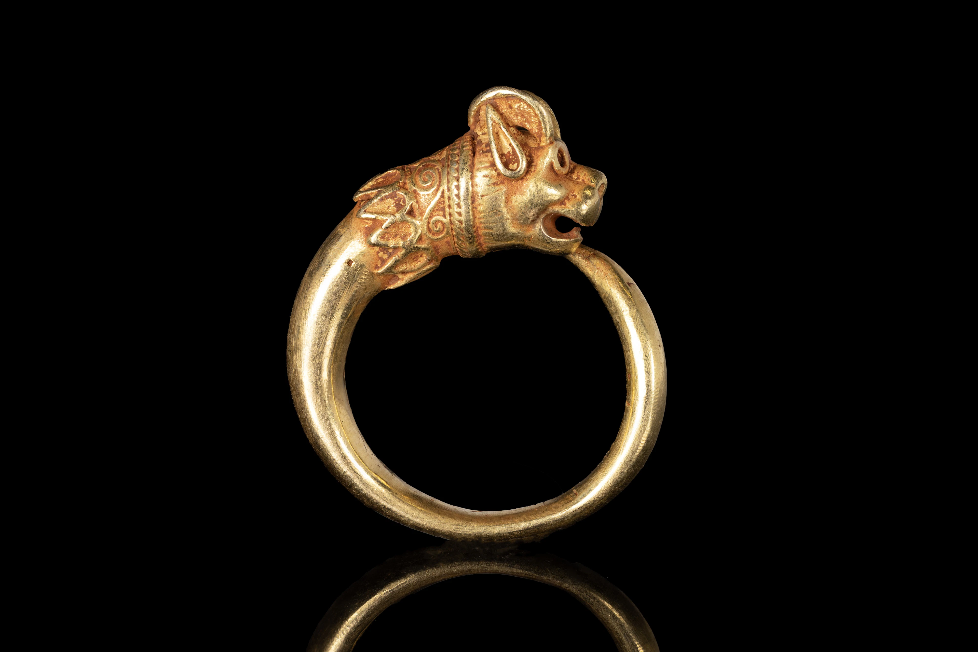 ETRUSCAN REVIVAL GOLD EARRING WITH MYTHOLOGICAL ANIMAL TERMINAL