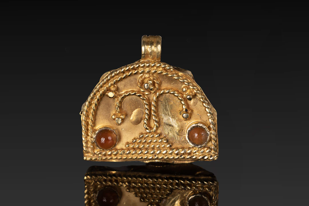 ROMAN GOLD PENDANT WITH CARNELIAN CABOCHONS