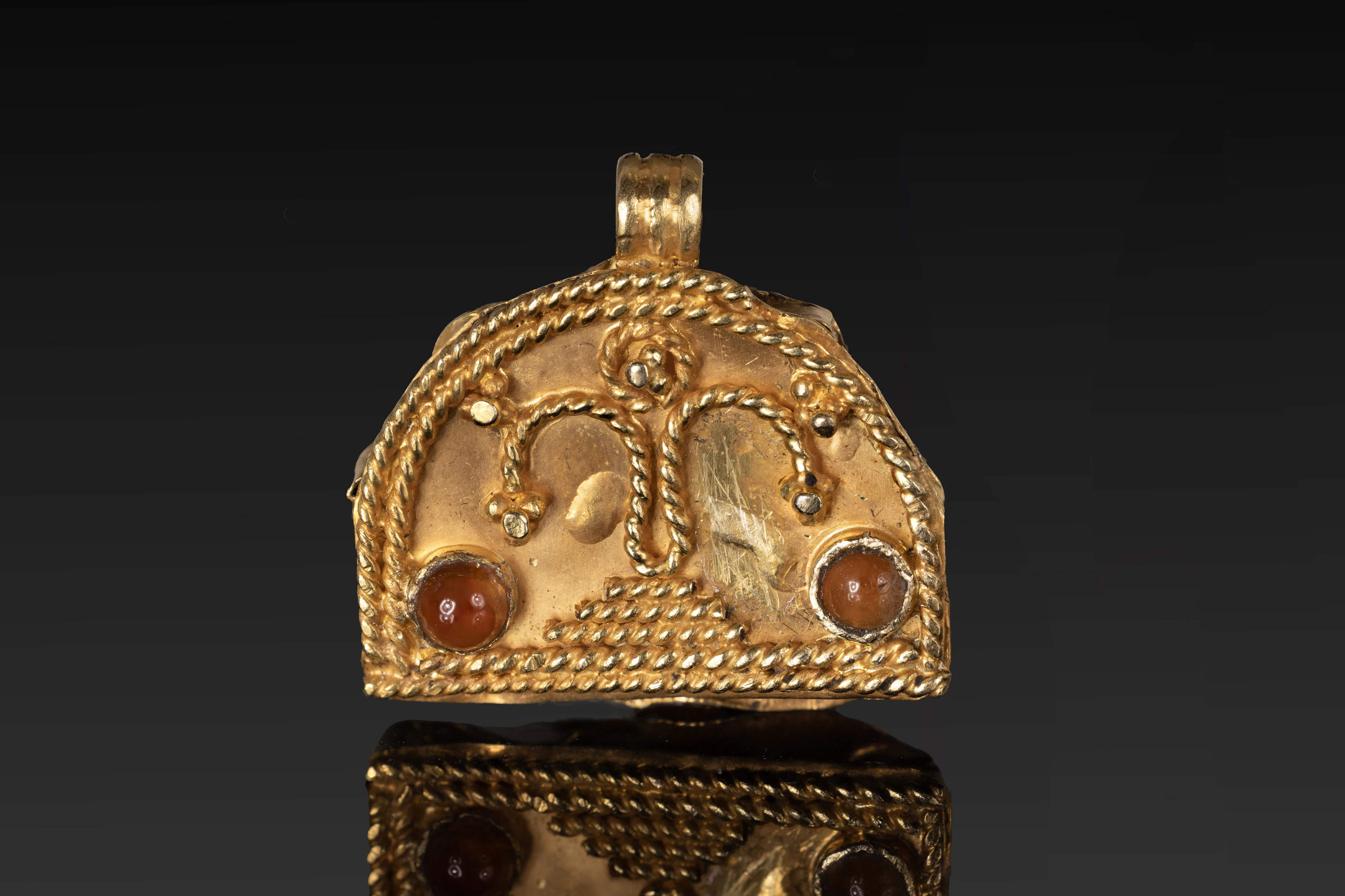 ROMAN GOLD PENDANT WITH CARNELIAN CABOCHONS