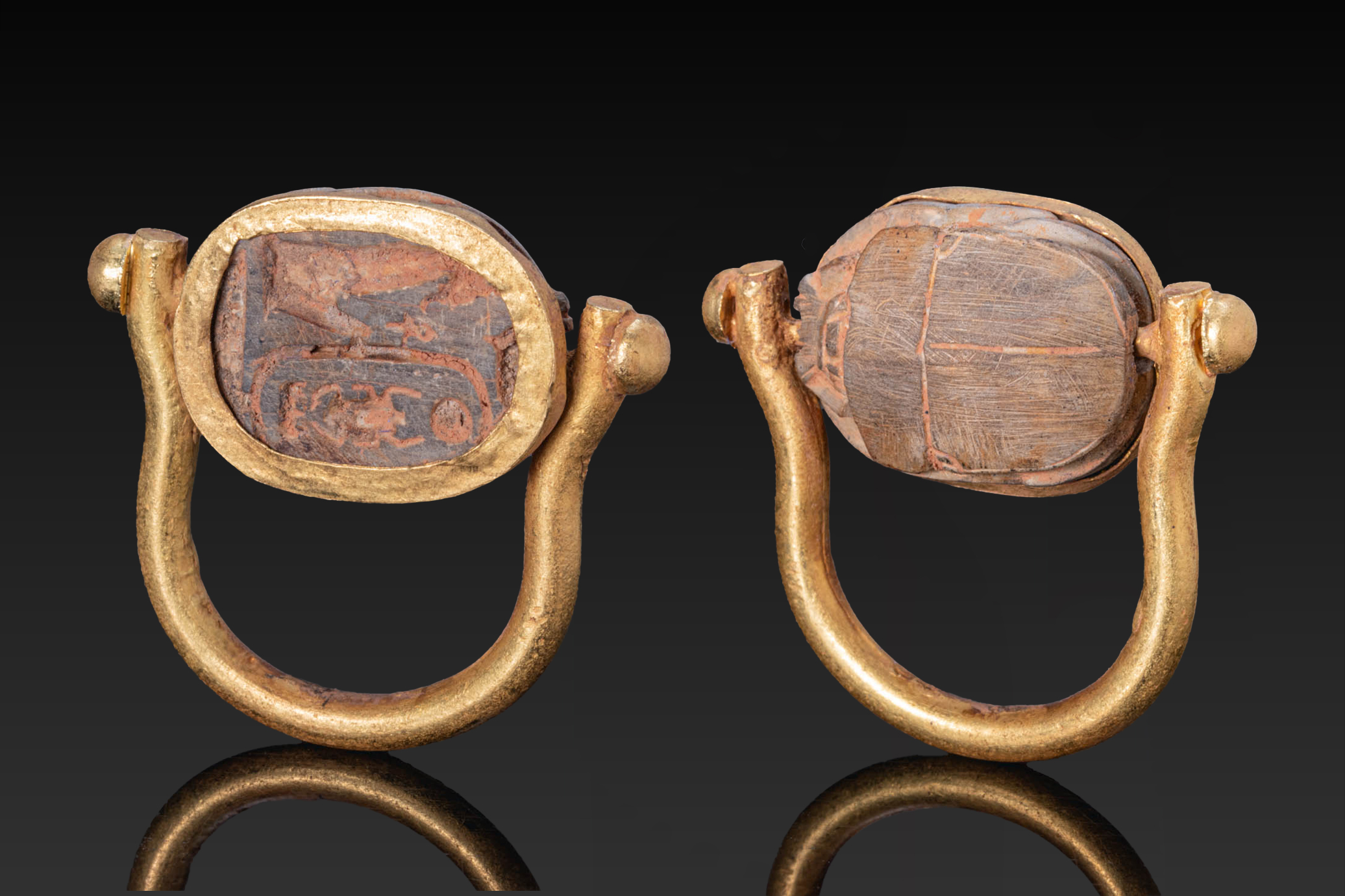 EGYPTIAN STEATITE SCARAB WITH CARTOUCHE OF TUTANKHAMUN IN GOLD SWIVEL RING