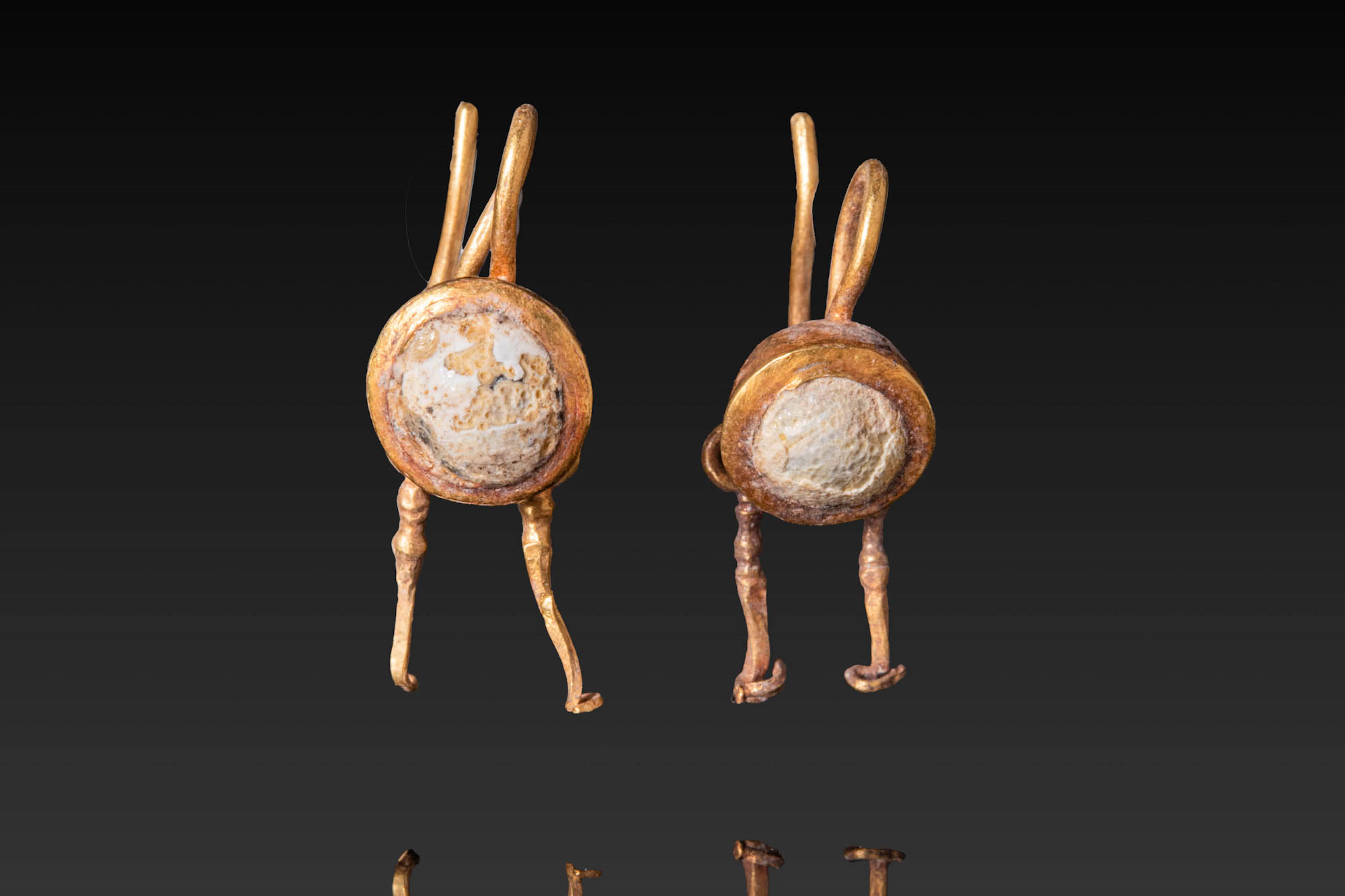 MATCHED PAIR OF ROMAN EARRINGS WITH LARGE CENTRAL CABOCHONS AND PENDANTS