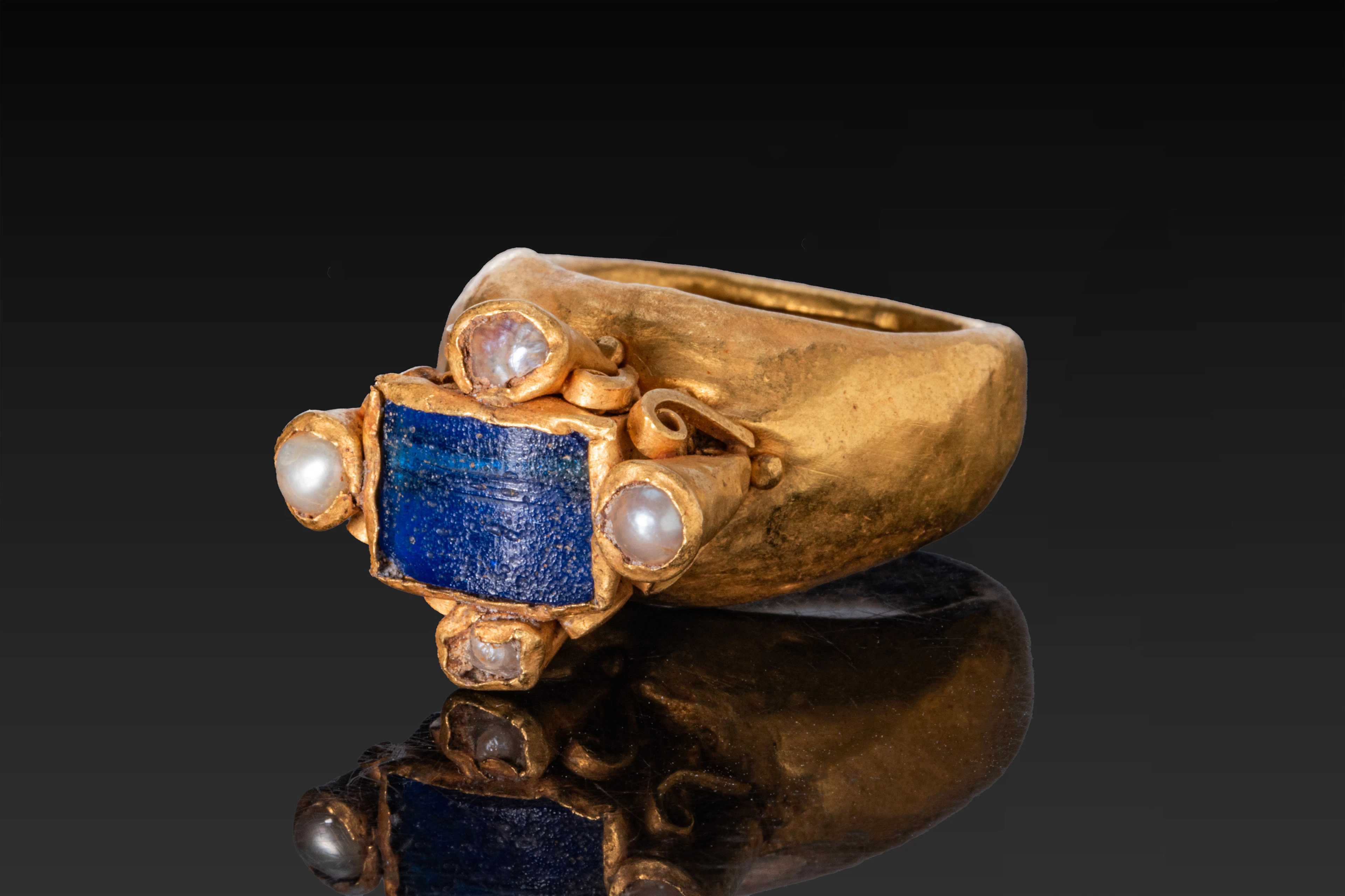 LATE ROMAN / EARLY BYZANTINE GOLD RING WITH BLUE GLASS INSET AND FOUR PEARLS