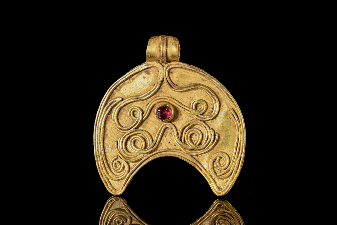 HELLENISTIC GOLD LUNULA PENDANT WITH RED GARNET CABOCHON