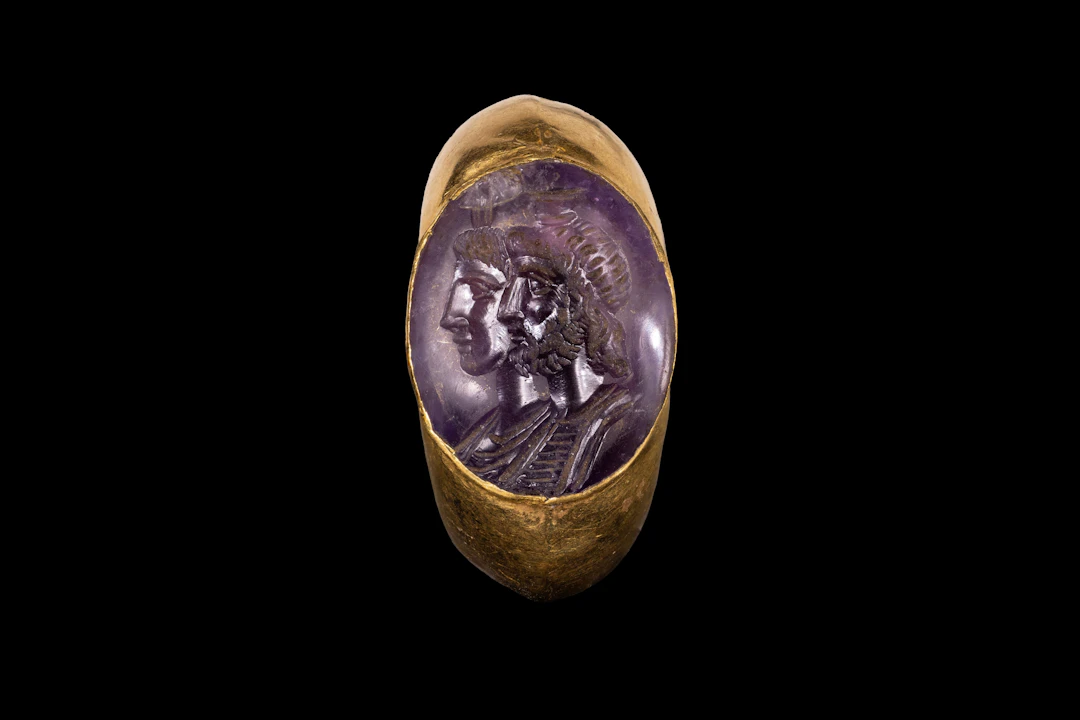 STUNNING ROMAN AMETHYST INTAGLIO OF A CAPITA IUGATA WITH SERAPIS IN GOLD RING
