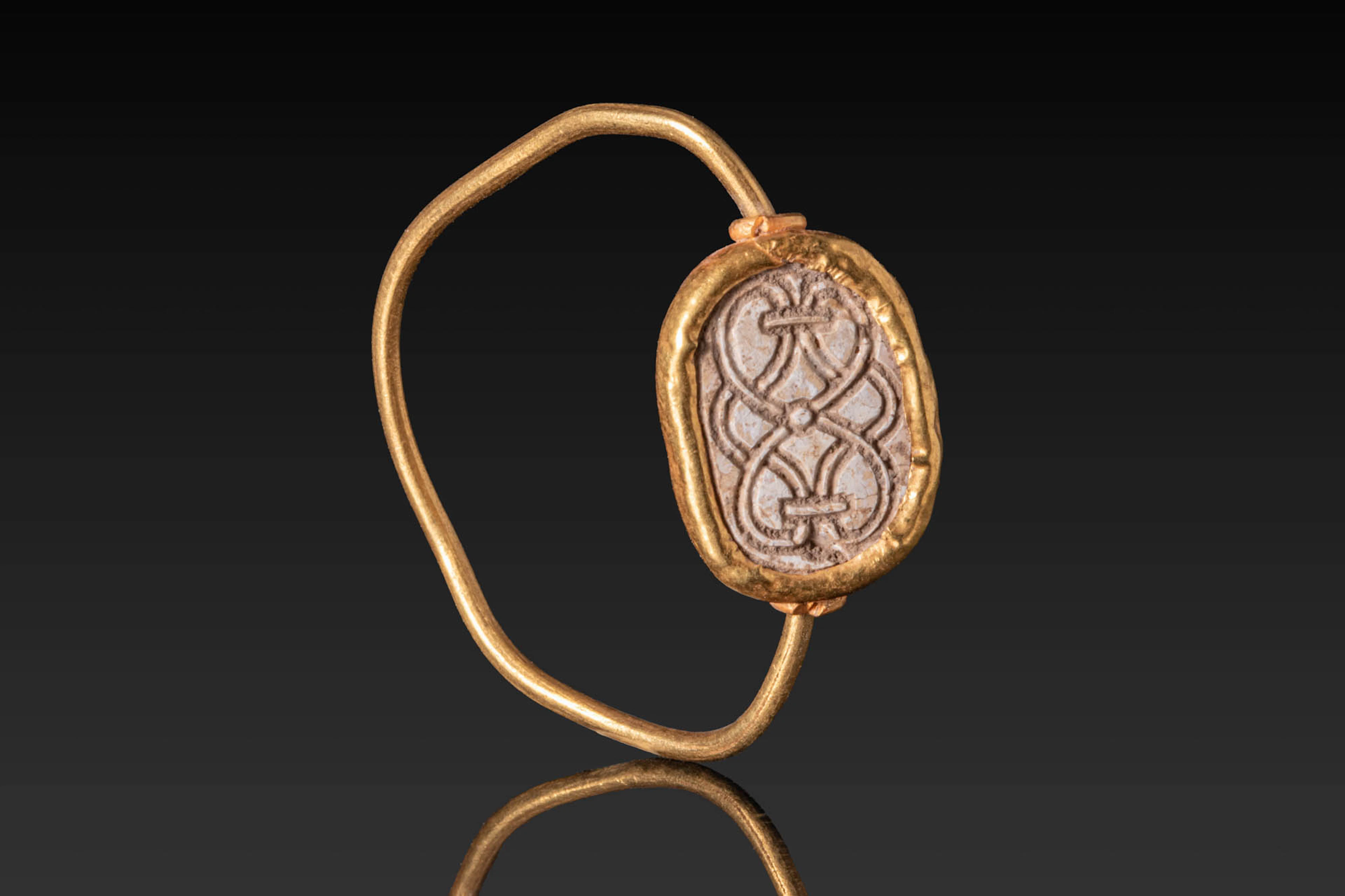 EGYPTIAN HIGH KARAT GOLD RING WITH STEATITE SCARAB