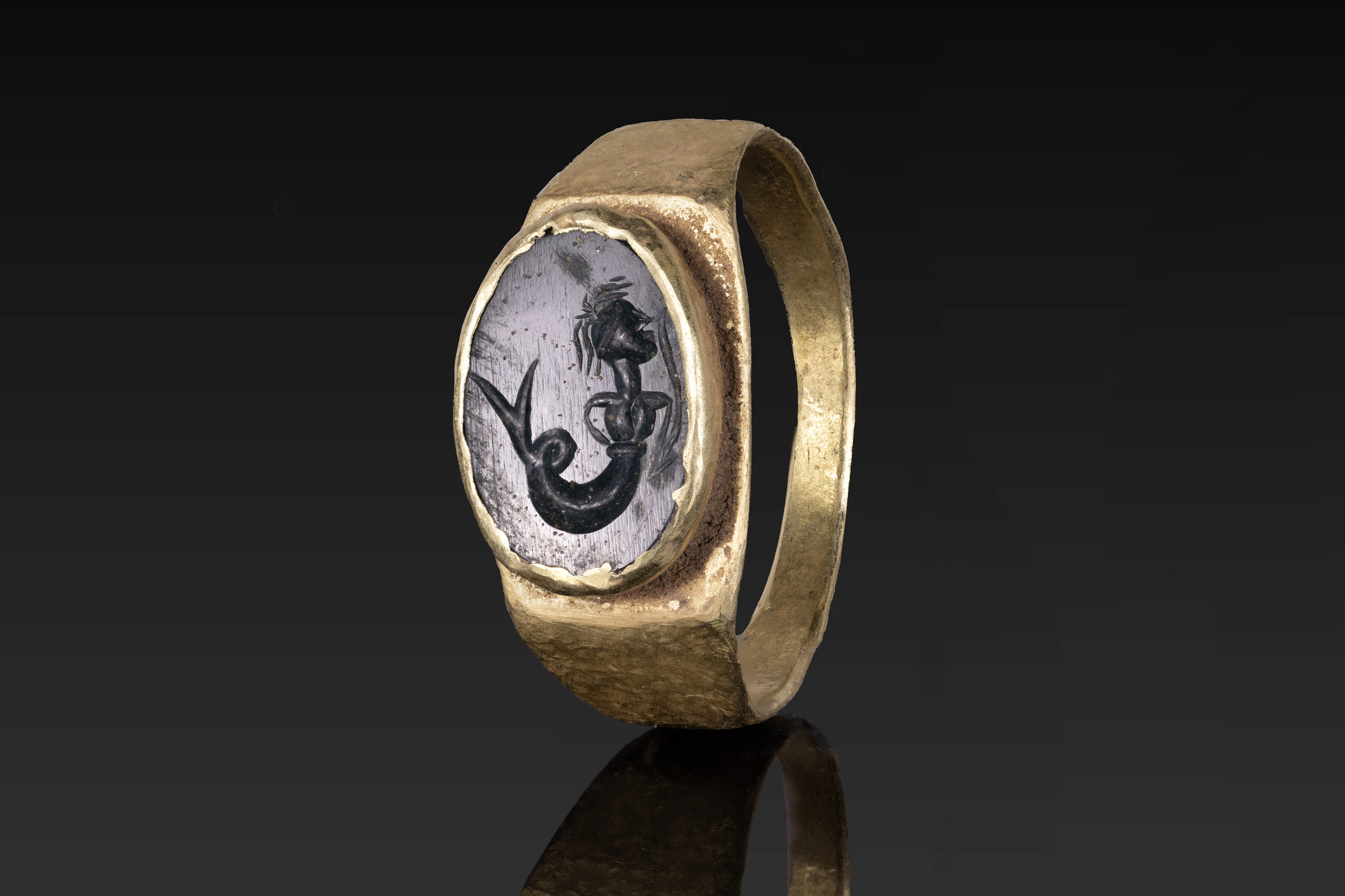 ROMAN GLASS INTAGLIO OF A MARINE CREATURE IN GOLD RING
