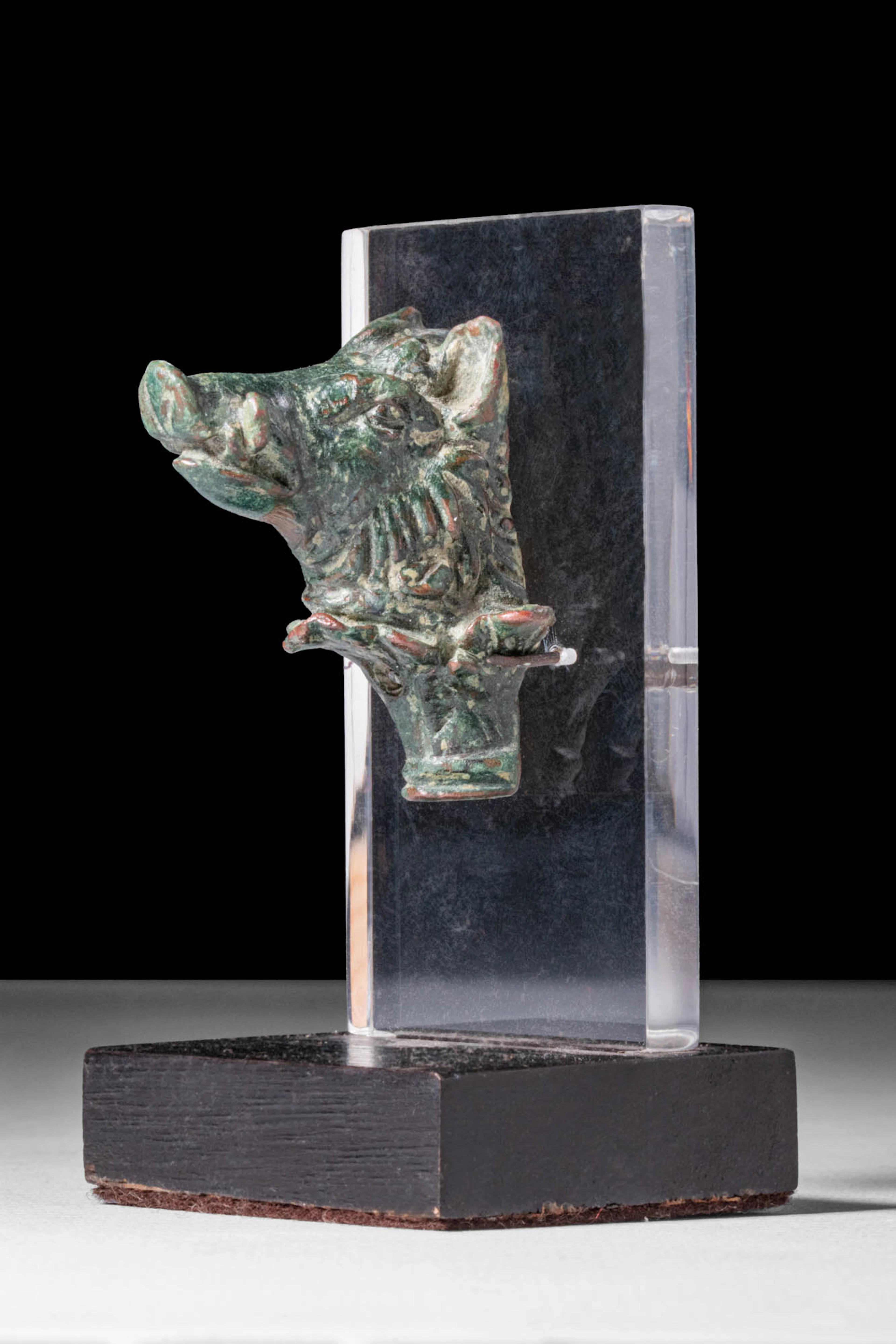 ROMAN BRONZE FITTING WITH HEAD OF A WILD BOAR ON COLUMN CAPITAL