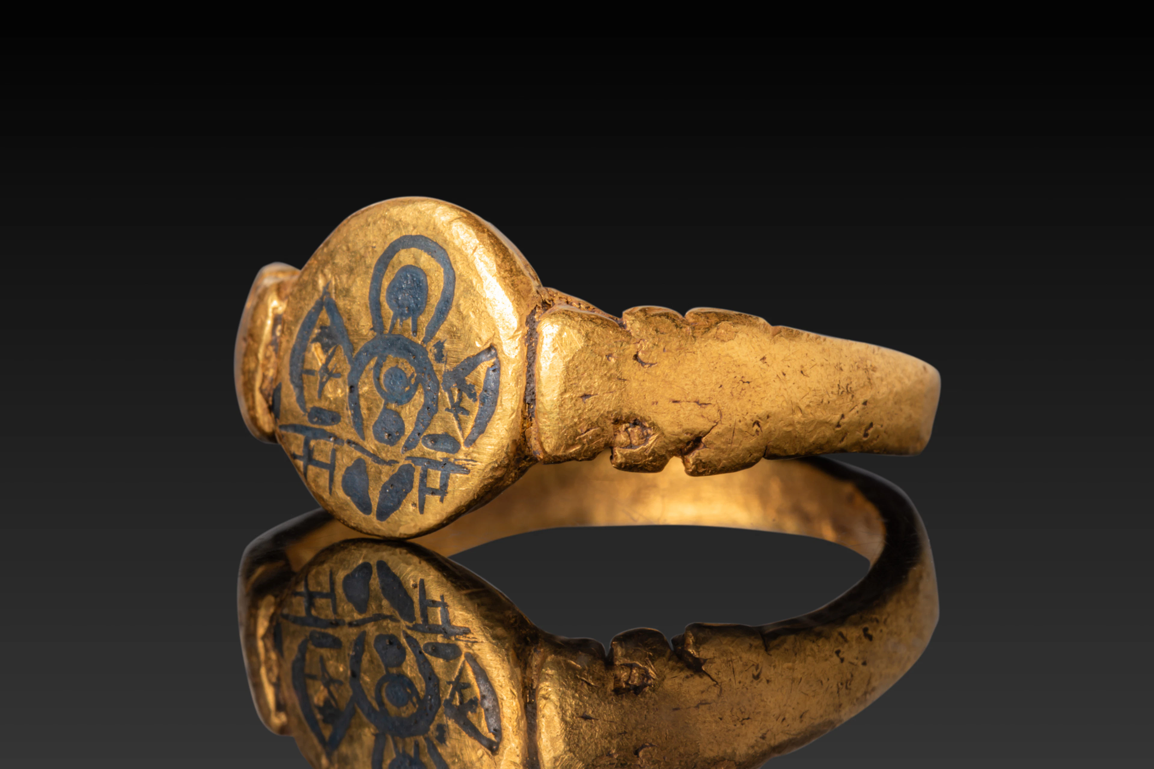 BYZANTINE HIGH KARAT GOLD AND NIELLO RING WITH VIRGIN MARY AND CHILD