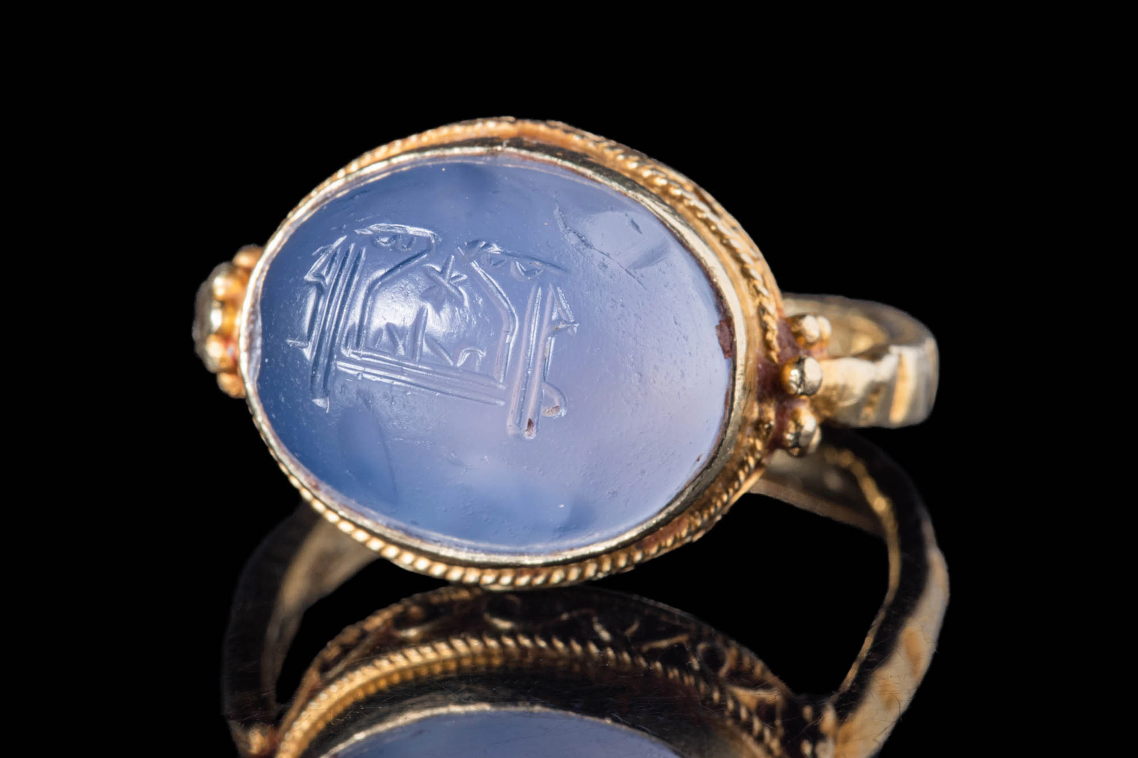 JAVANESE HIGH KARAT GOLD RING WITH INSCRIBED SAPPHIRE INTAGLIO