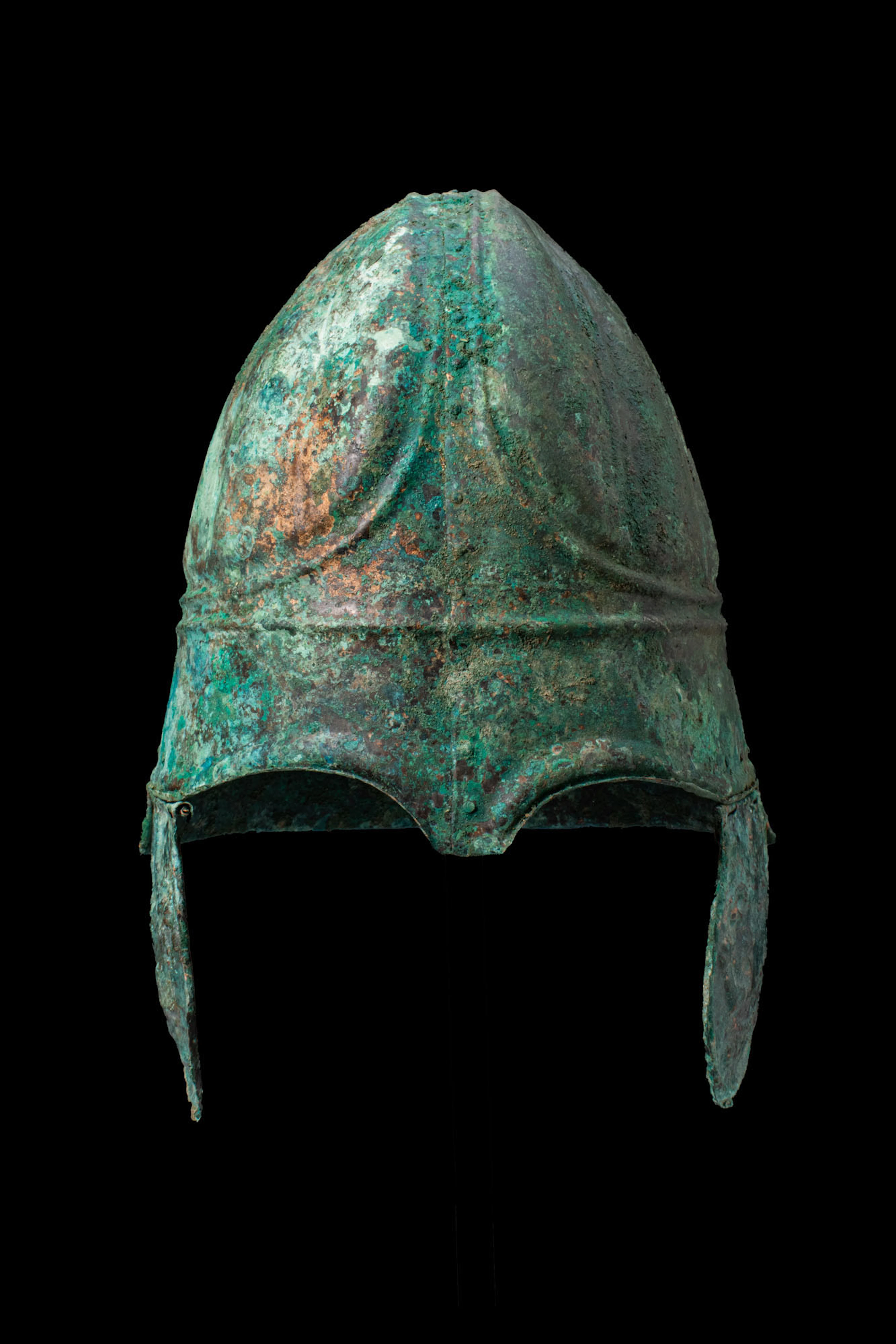 CHALCIDIAN BRONZE HELMET WITH CHEEKS DEPICTING LIONS