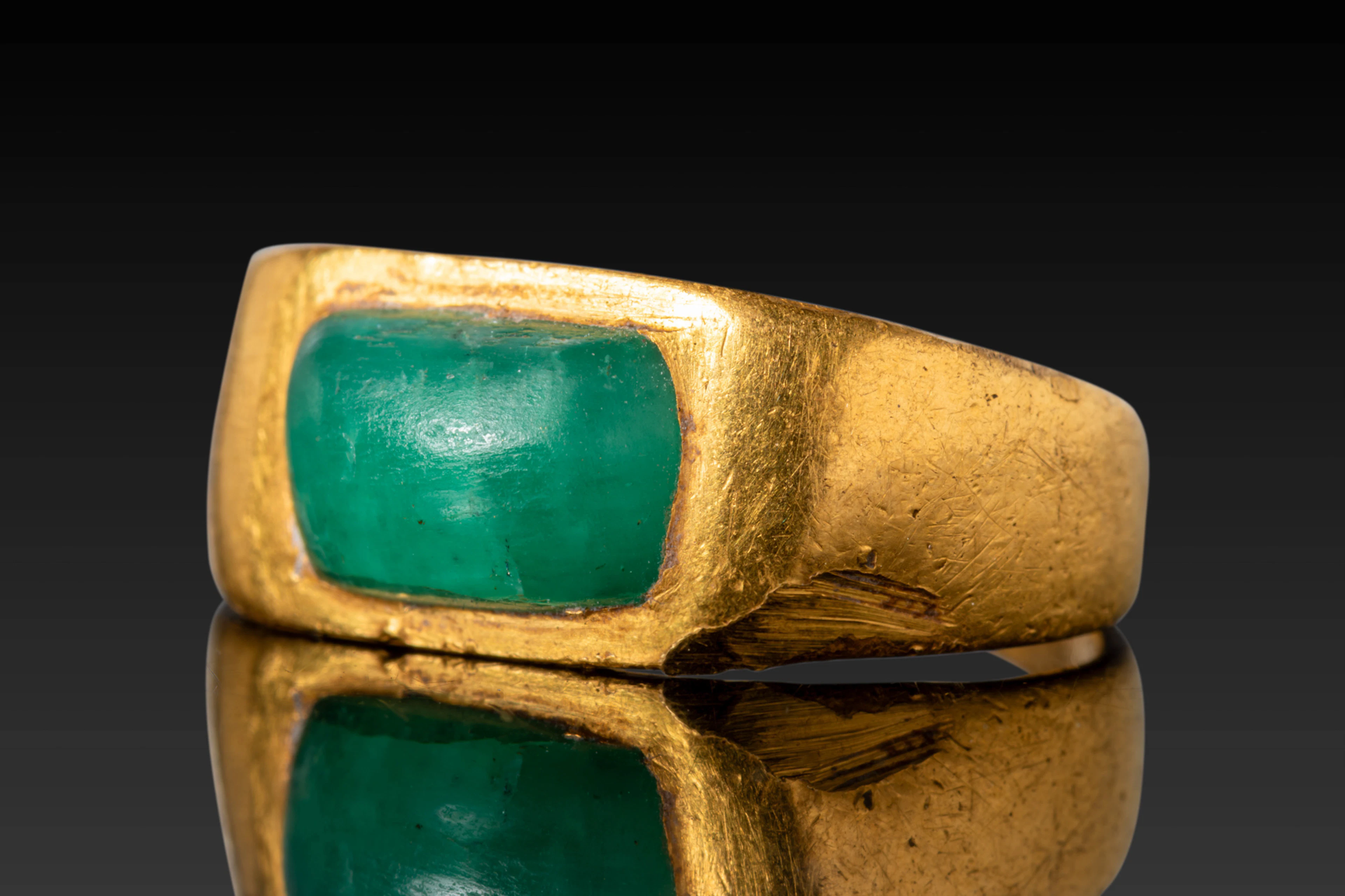 ROMAN HIGH KARAT GOLD RING WITH EMERALD CABOCHON
