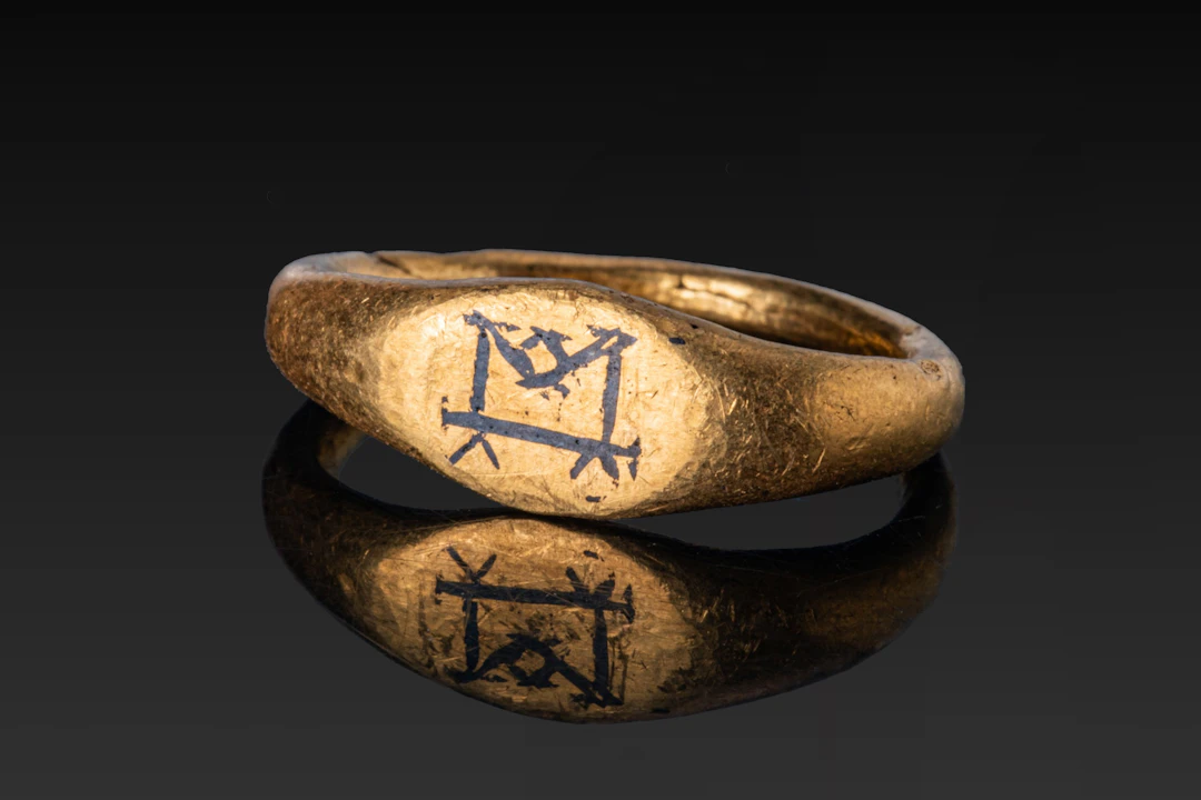 MEROVINGIAN HIGH KARAT GOLD RING WITH NIELLO MONOGRAM