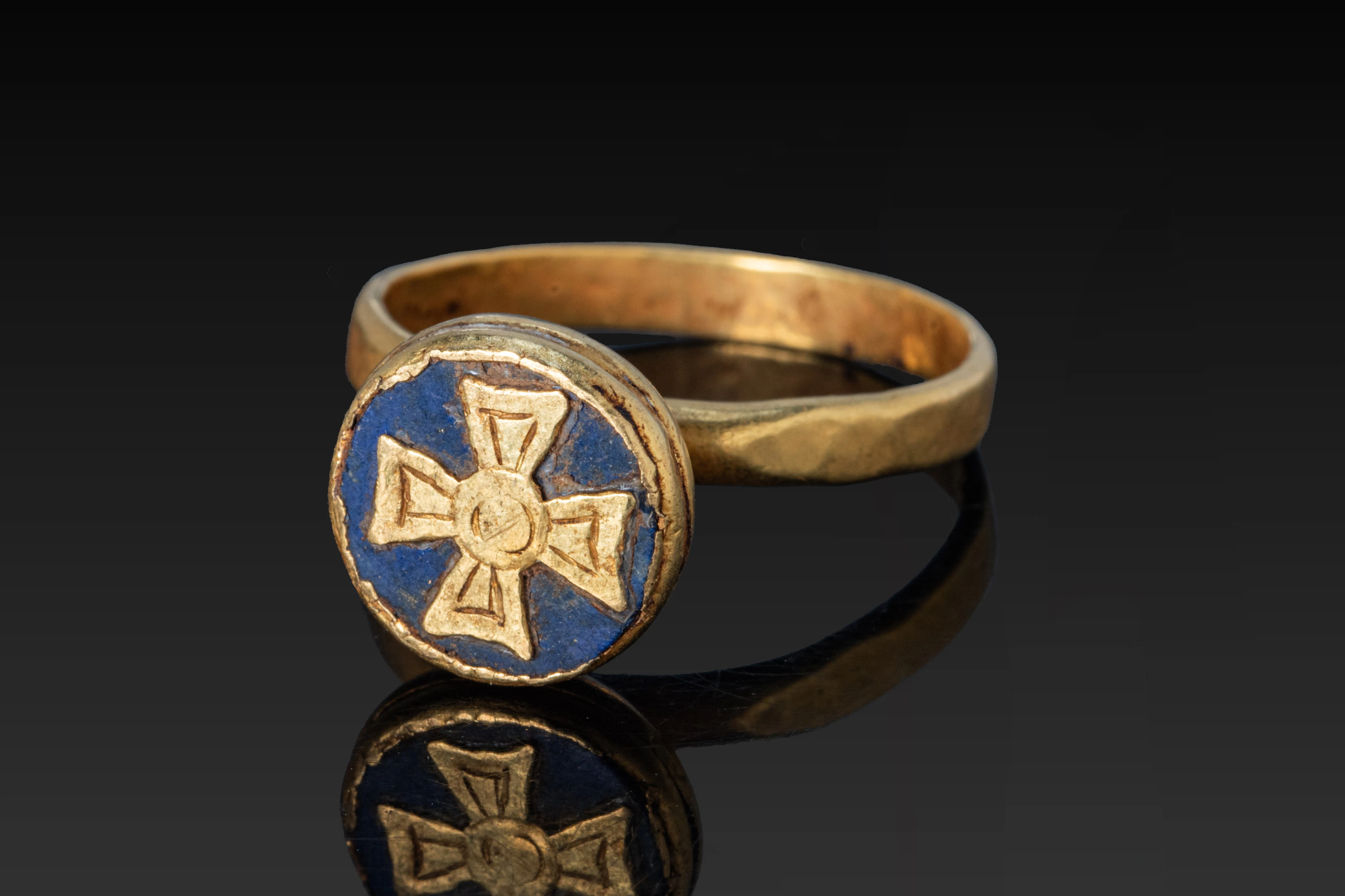 EARLY BYZANTINE GOLD AND ENAMEL RING WITH CROSS