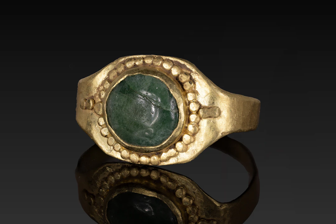 ROMAN GOLD RING WITH MALACHITE CABOCHON