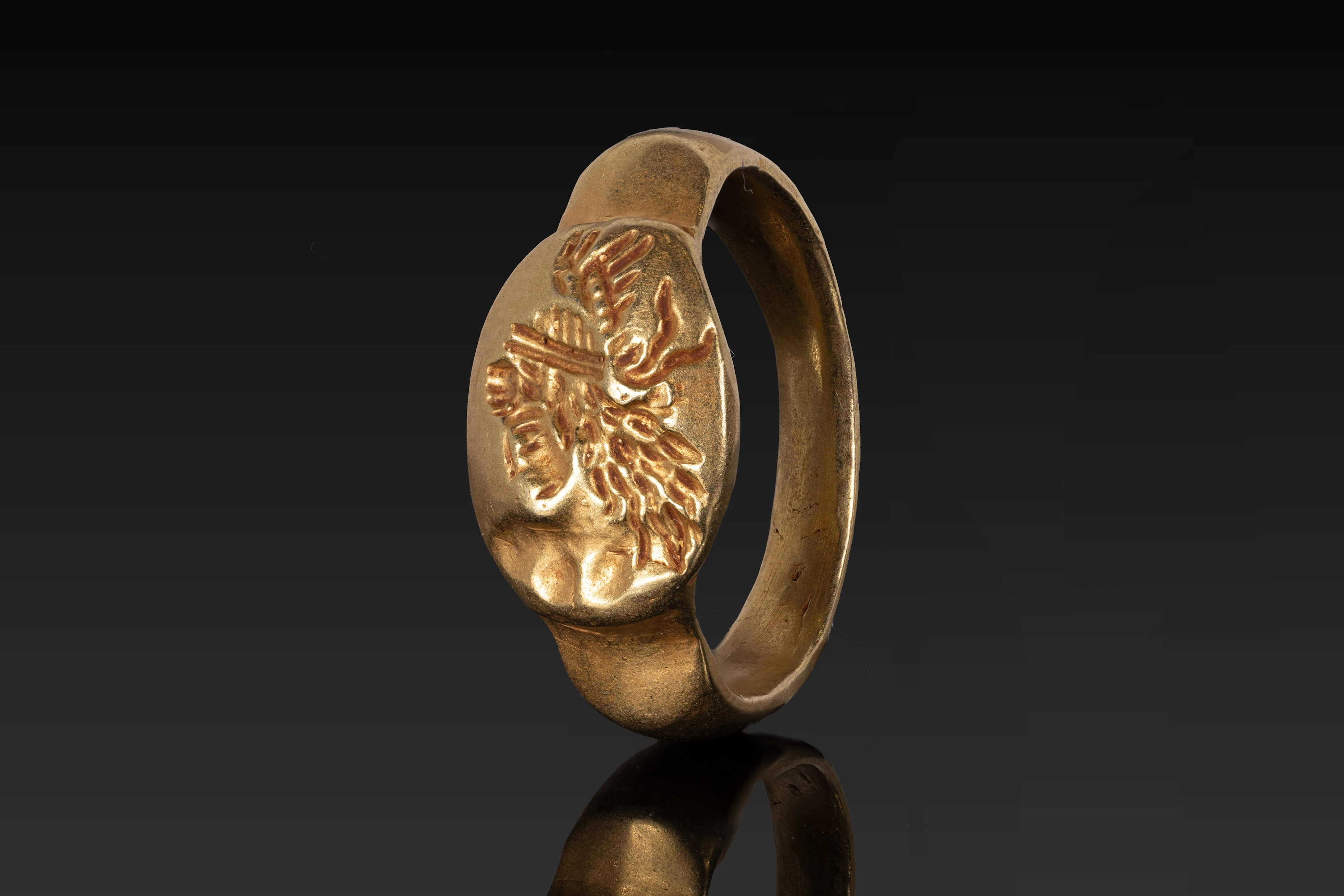 PARTHIAN SOLID GOLD RING WITH PROFILE PORTRAIT OF A HERO