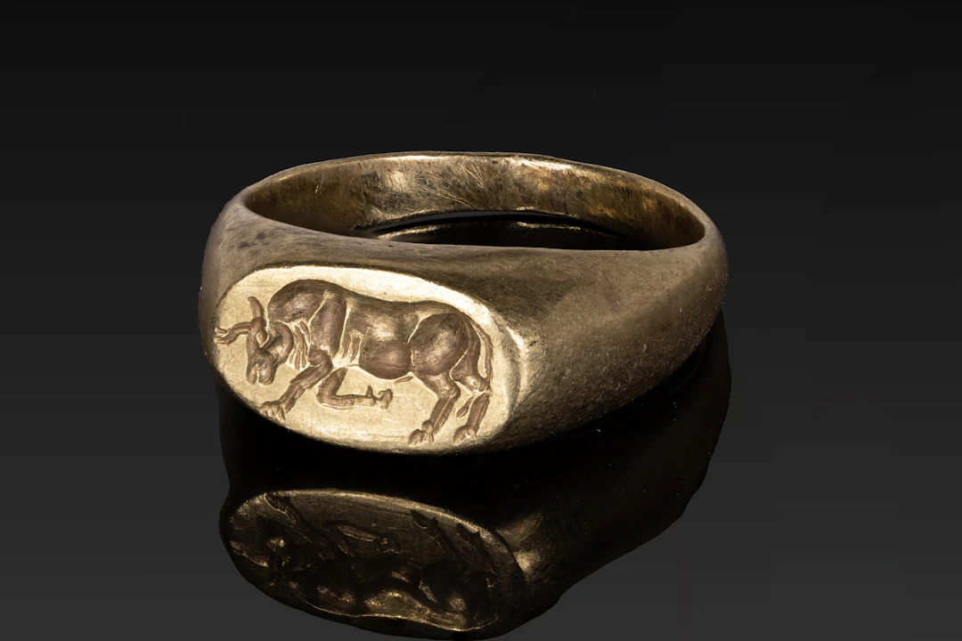 ANCIENT GREEK GOLD RING ENGRAVED WITH A BULL