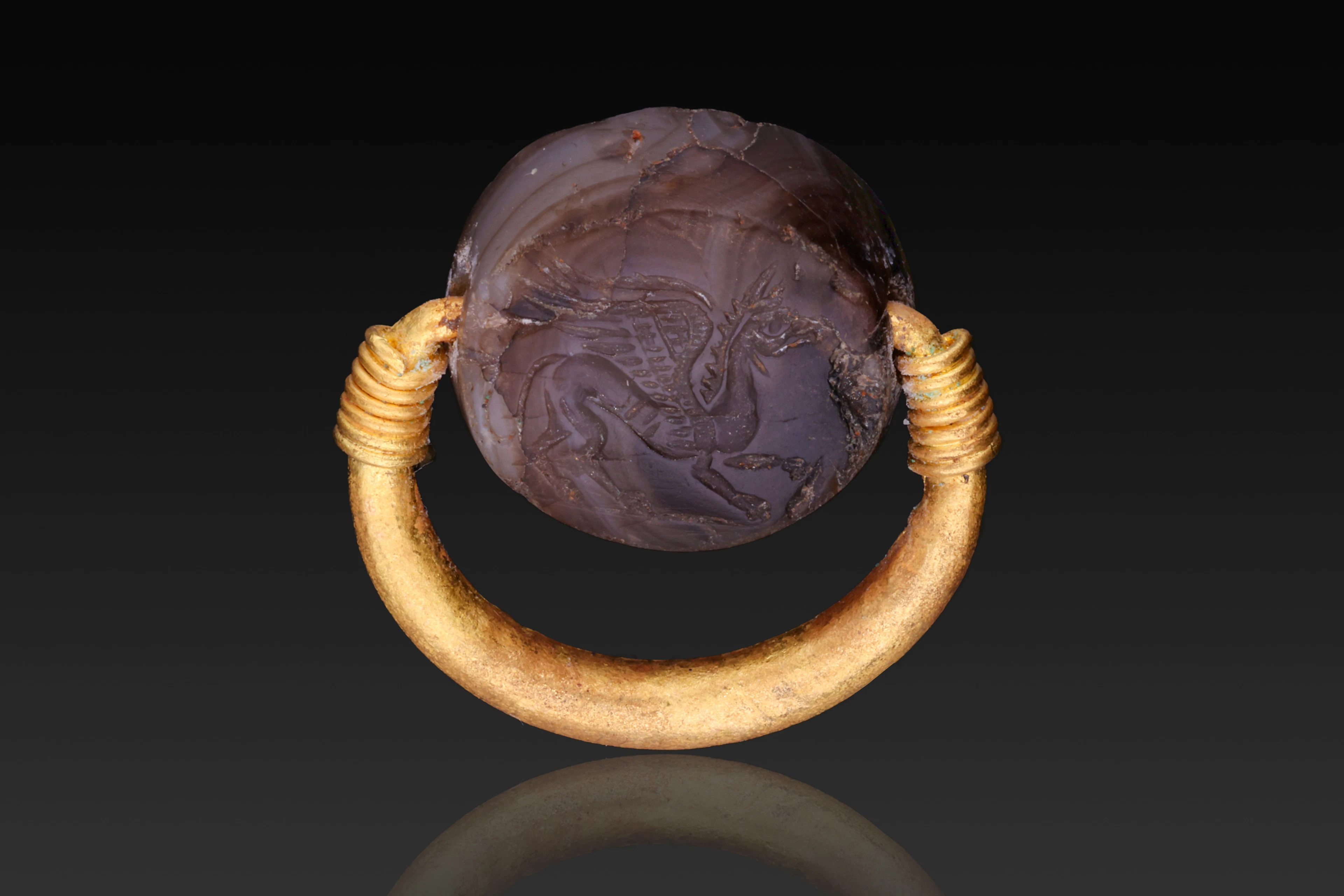 ETRUSCAN AGATE SCARABOID OF A GRIFFON IN GOLD RING