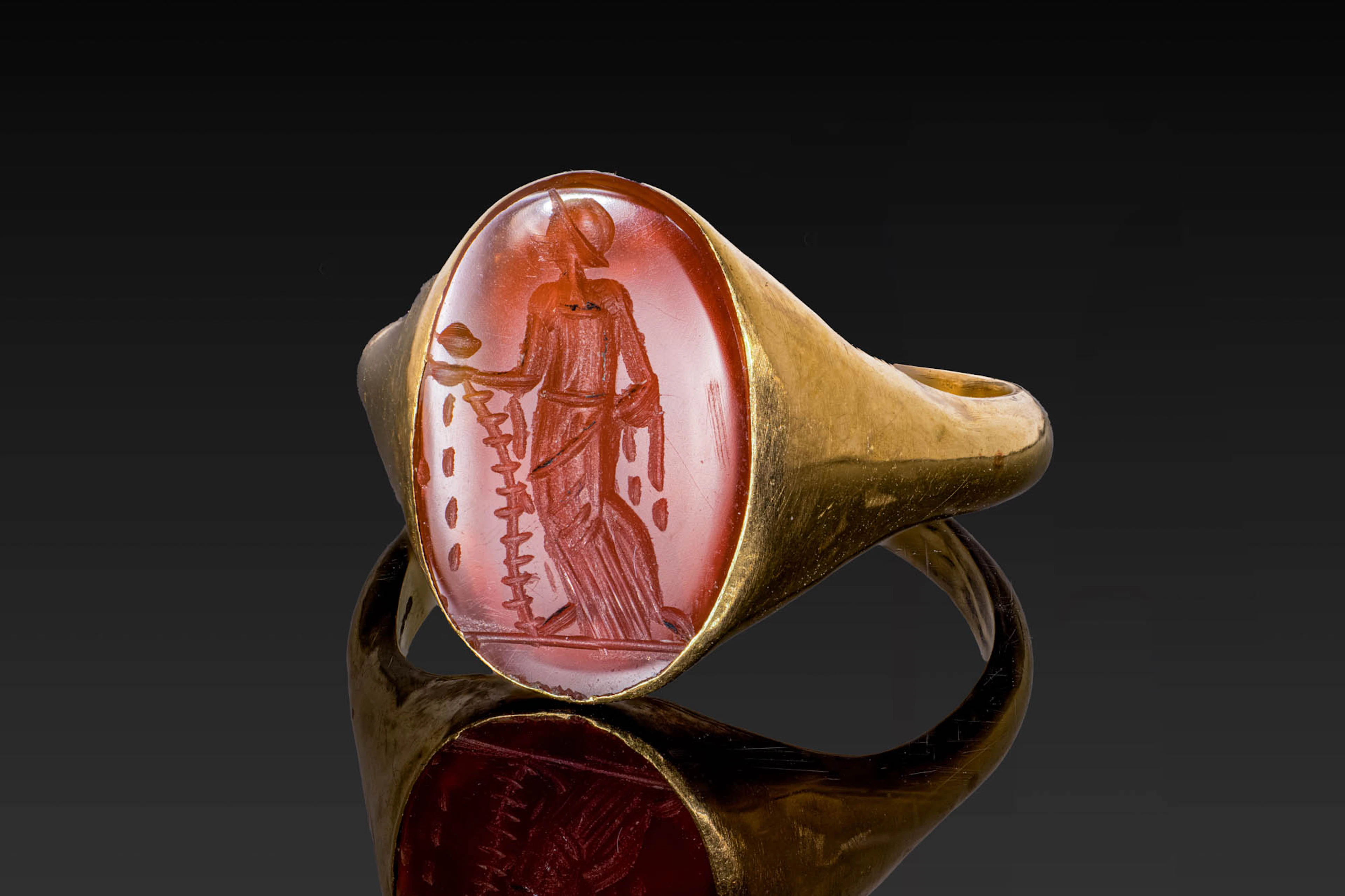 ROMAN CARNELIAN INTAGLIO OF MINERVA IN GOLD RING