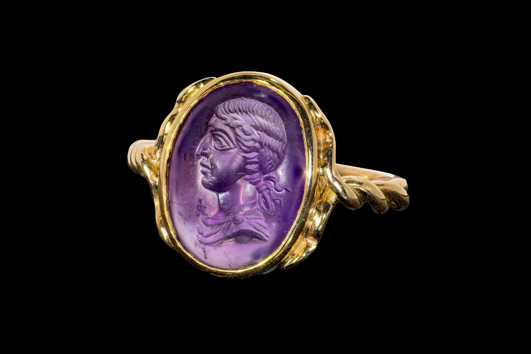 STUNNING ROMAN AMETHYST INTAGLIO OF VENUS VICTRIX IN GOLD RING