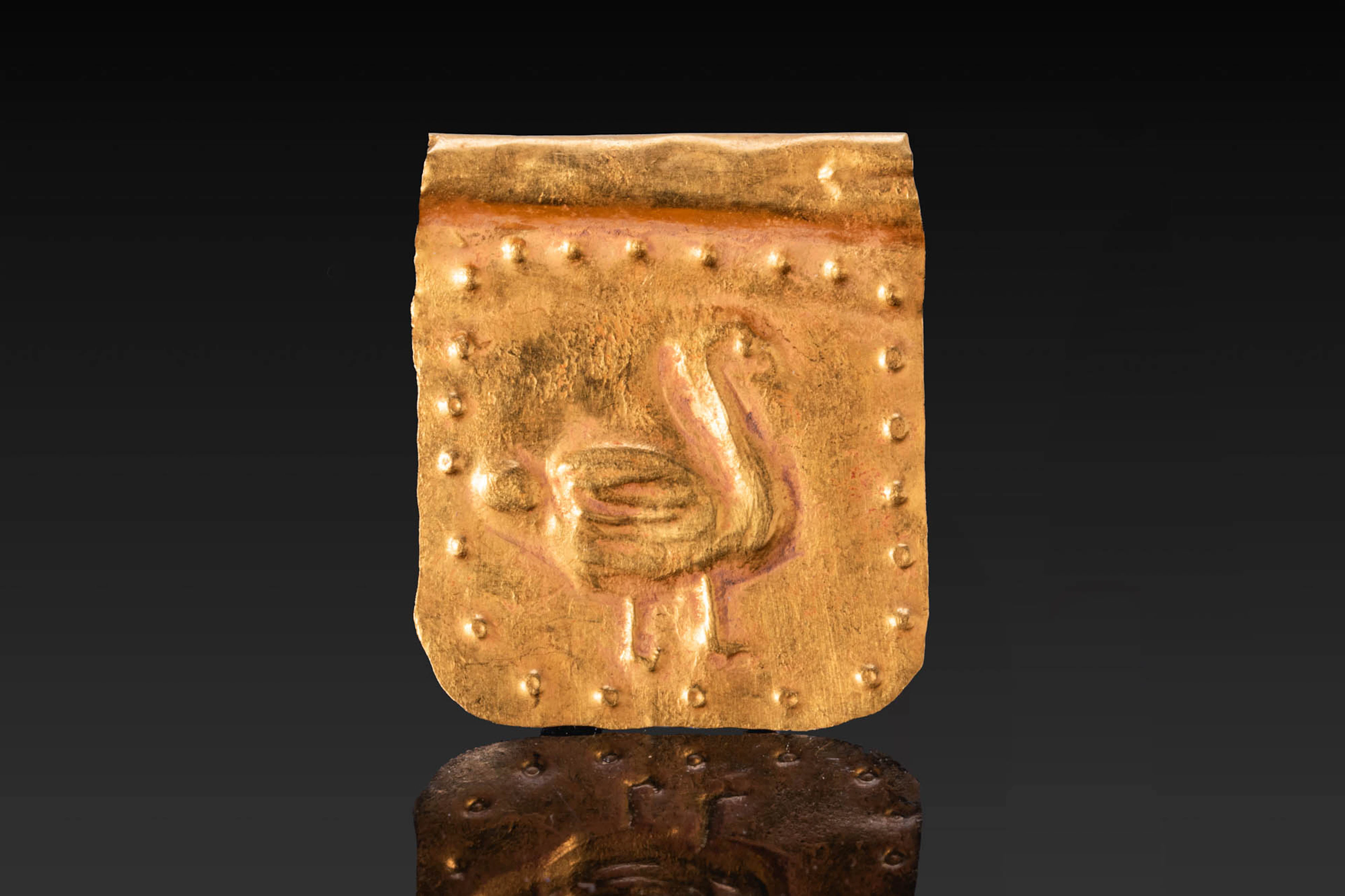EARLY GREEK PERIOD GOLD LEAF PENDANT WITH BIRD