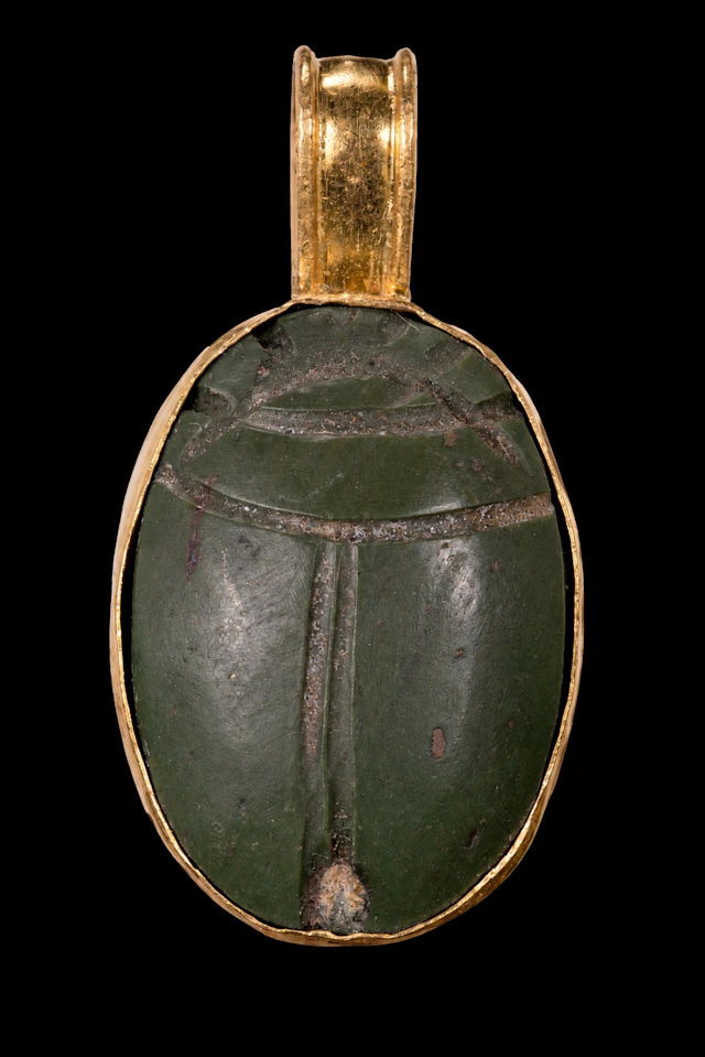 EGYPTIAN GREEN STONE SCARAB IN GOLD PENDANT
