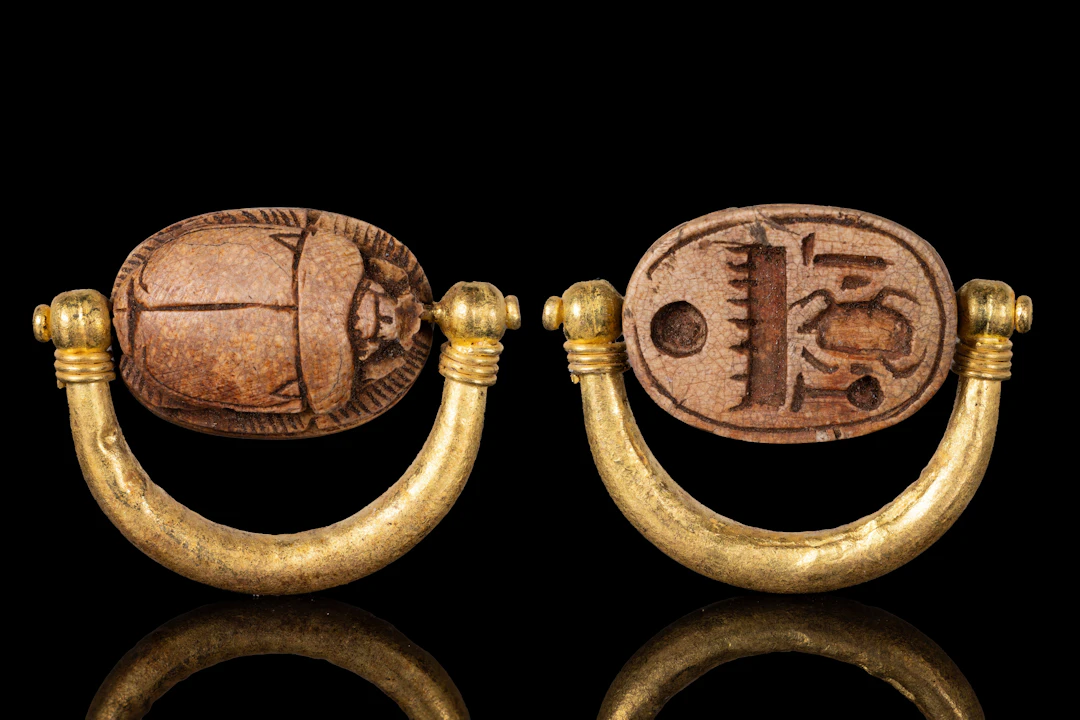 EGYPTIAN STEATITE SCARAB OF THUTMOSE III (MENKHEPERRE) IN GOLD SWIVEL RING