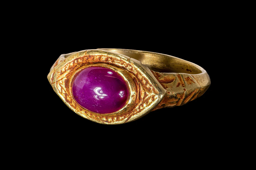 MEDIEVAL GOLD RING WITH LARGE RUBY CABOCHON