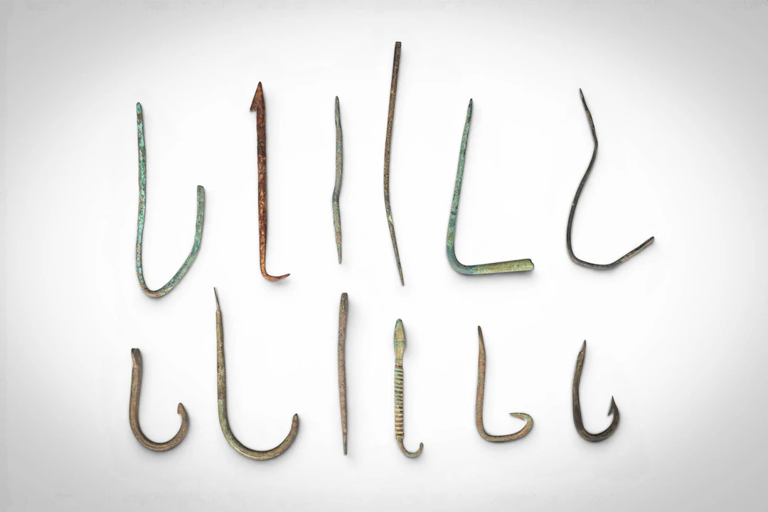 GROUP OF TWELVE ROMAN BRONZE FISH HOOKS