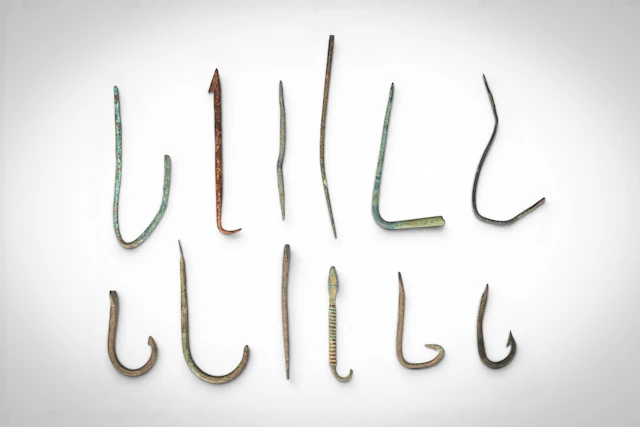 GROUP OF TWELVE ROMAN BRONZE FISH HOOKS