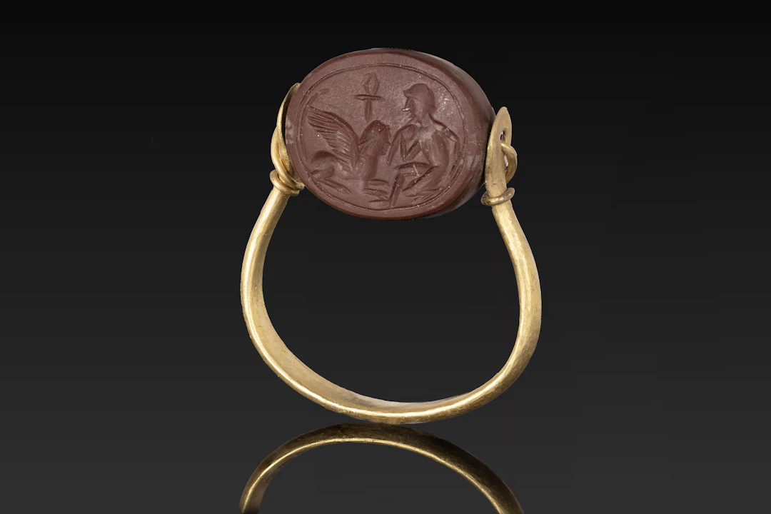 PHOENICIAN GLASS SCARAB WITH SPHINX IN GOLD SWIVEL RING