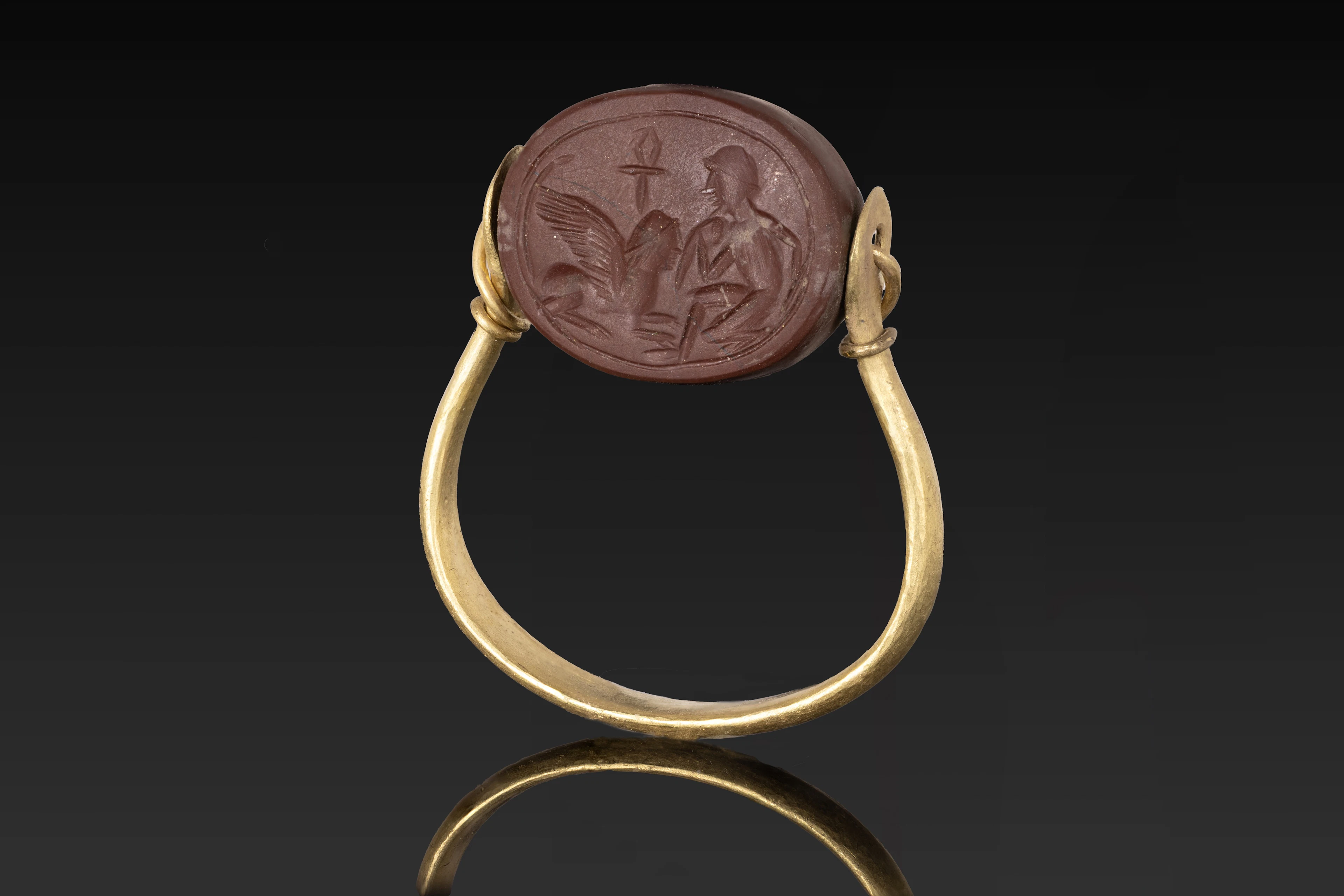PHOENICIAN GLASS SCARAB WITH SPHINX IN GOLD SWIVEL RING