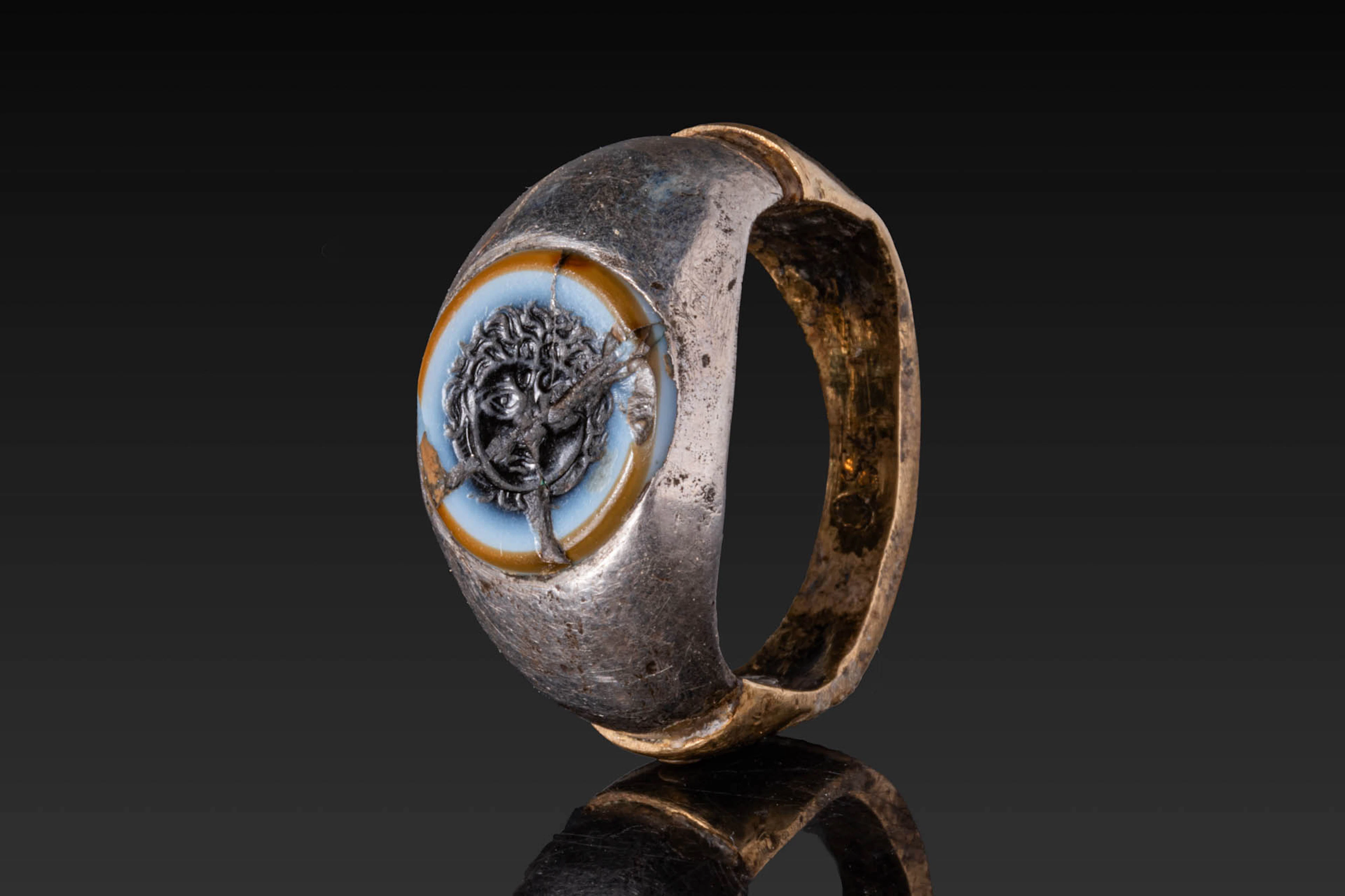 ROMAN BANDED AGATE INTAGLIO DEPICTING MEDUSA IN SOLID HIGH KARAT GOLD