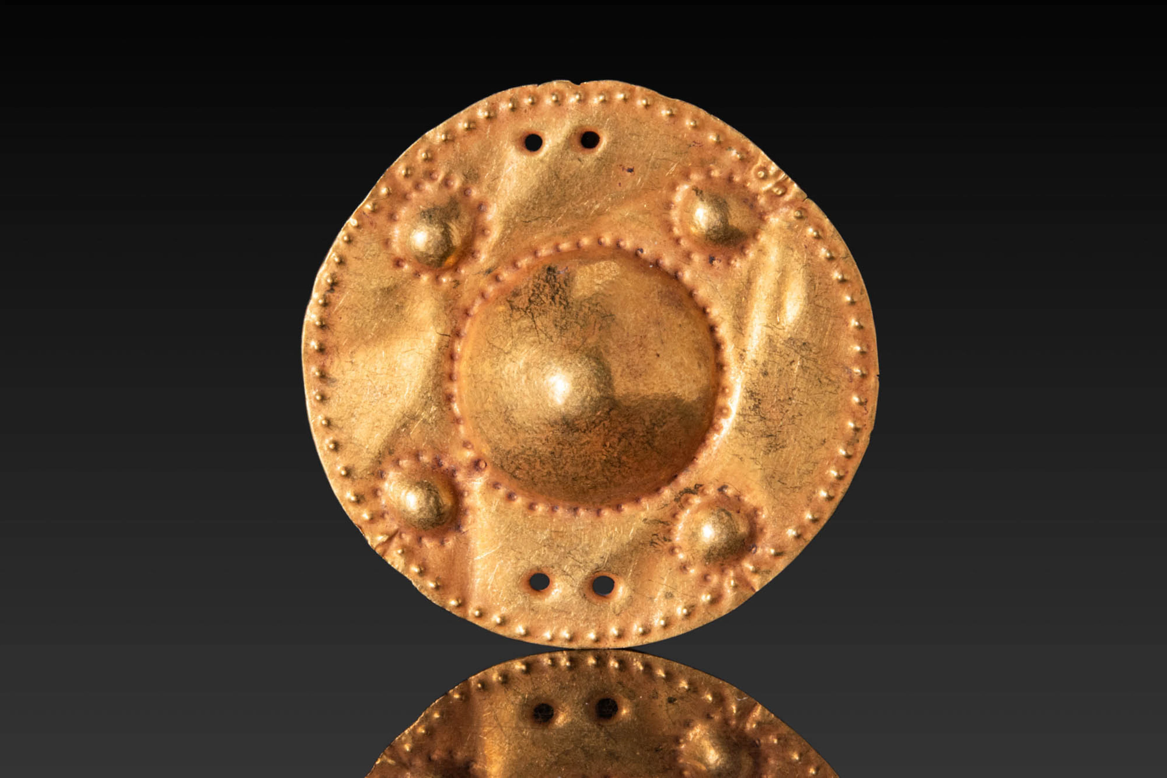 ANCIENT GREEK HIGH KARAT GOLD SHILED-SHAPED APPLIQUÉ