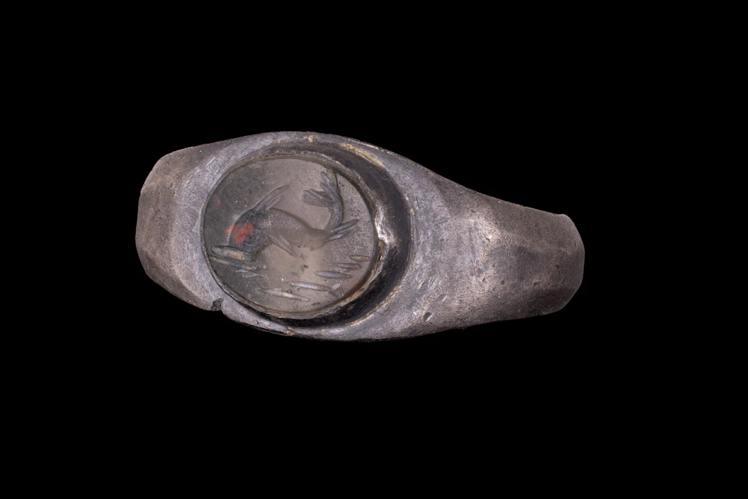 ROMAN STONE INTAGLIO OF A DOLPHIN IN SILVER RING
