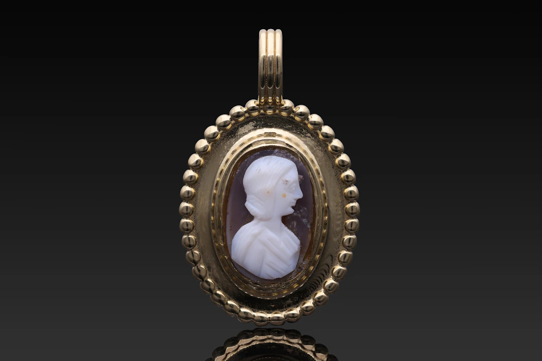 ROMAN AGATE CAMEO OF A NOBLEWOMAN IN GOLD PENDANT