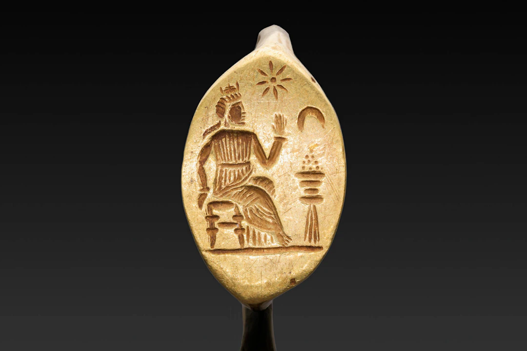 PTOLEMAIC GOLD RING WITH SEATED QUEEN
