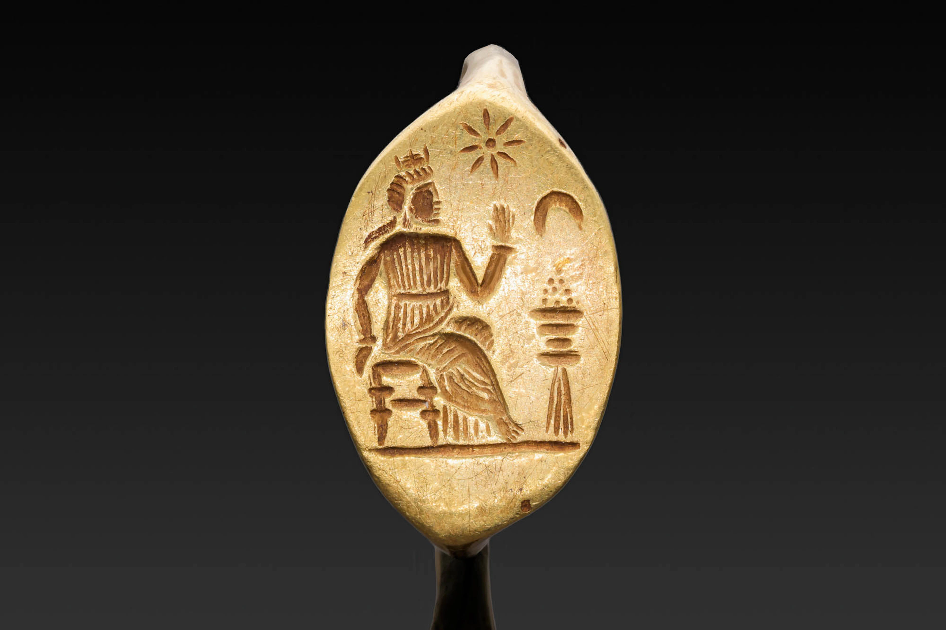 PTOLEMAIC GOLD RING WITH SEATED QUEEN